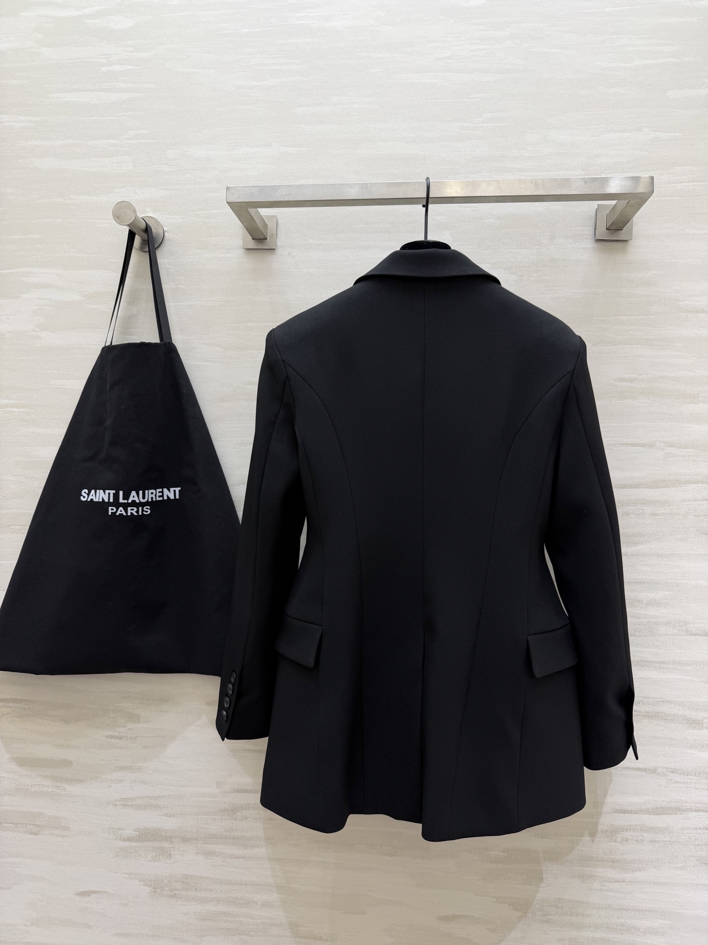 #ysl²⁶春夏新品 经典沙漏收腰西装外套 两粒扣经典设计做法 超级大气推荐款 整个沙漏腰剪裁特别好 独