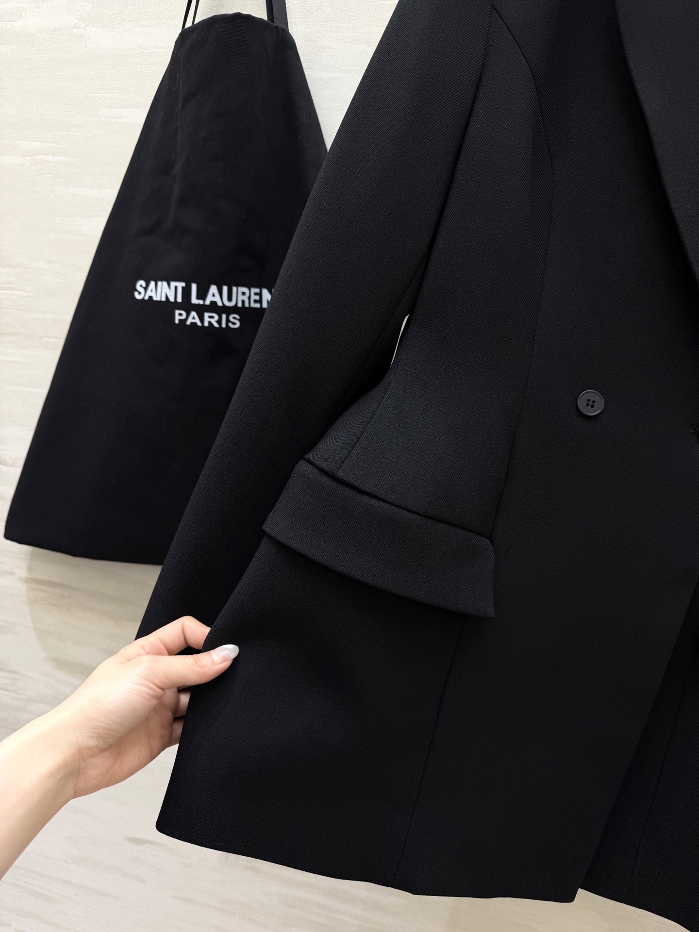 #ysl²⁶春夏新品 经典沙漏收腰西装外套 两粒扣经典设计做法 超级大气推荐款 整个沙漏腰剪裁特别好 独