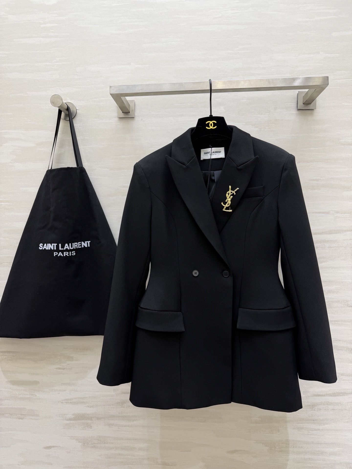 NO:723326,#ysl new spring and summer product Classic hourglass waist blazer Two-button classic design method Super atmospheric recommendation The entire hourglass waist is particularly well tailored, unique and slim Customized suit fabric Highly recommended sizeS/M/L/XL (M size shoulder width 45, bust 96, length 72), Saint Laurent-clothing, saint laurent, saint laurent, jackets & coats, business suit,19860909#ysl春夏新品 经典沙漏收腰西装外套 两粒扣经典设计做法 超级大气推荐款 整个沙漏腰剪裁特别好 独特又显瘦 定制西装面料 强烈推荐 sizeS/M/L/XL（M码肩宽45,胸围96,衣长72）,圣罗兰-服装,saint laurent,saint laurent,jackets & coats,business suit,,Women's clothing