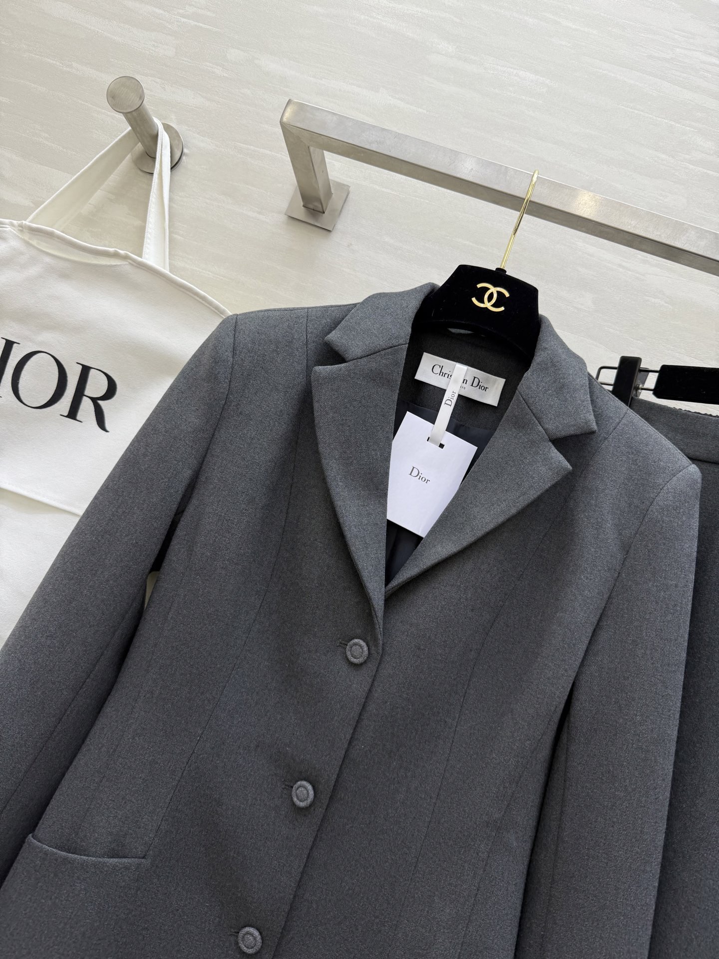 #DIO♡²⁶新款 西装套装​​ 修身西装外套+高腰长裙 优雅高级 外套枪驳领 三粒扣设计 剪裁利落 凸