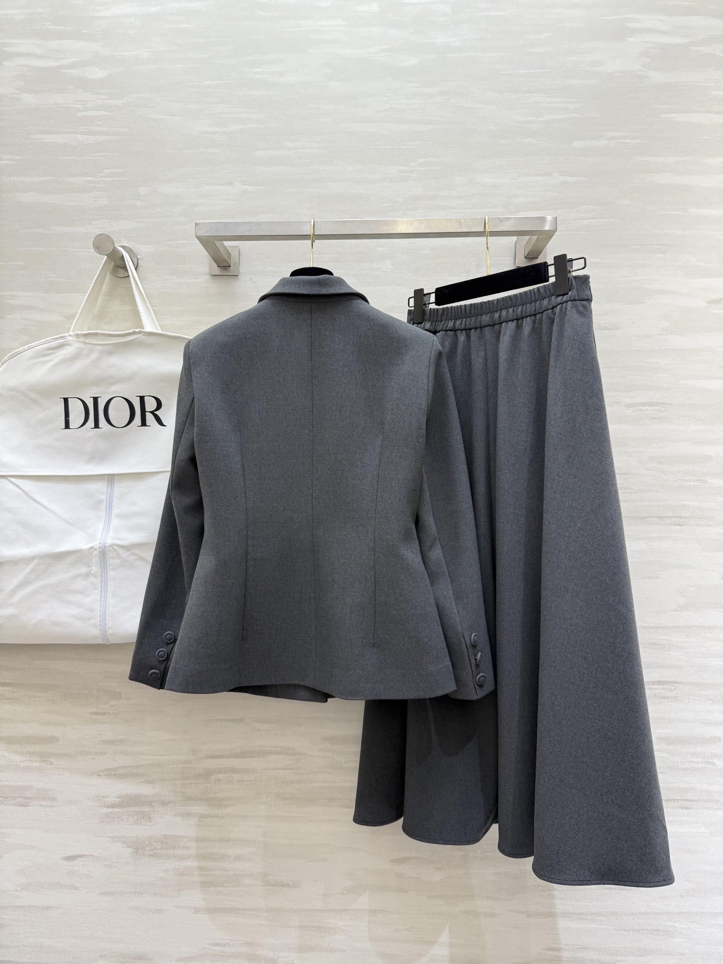 #DIO♡²⁶新款 西装套装​​ 修身西装外套+高腰长裙 优雅高级 外套枪驳领 三粒扣设计 剪裁利落 凸