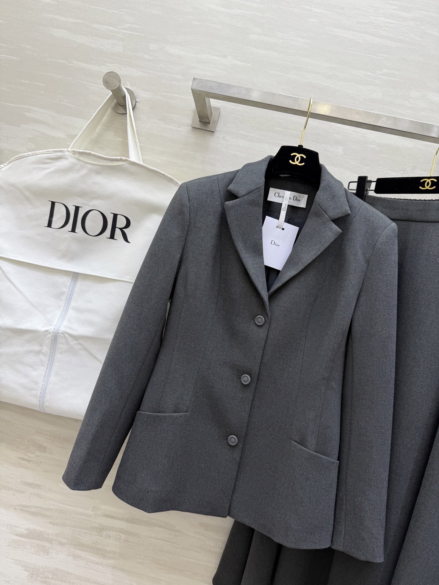 #DIO♡²⁶新款 西装套装​​ 修身西装外套+高腰长裙 优雅高级 外套枪驳领 三粒扣设计 剪裁利落 凸