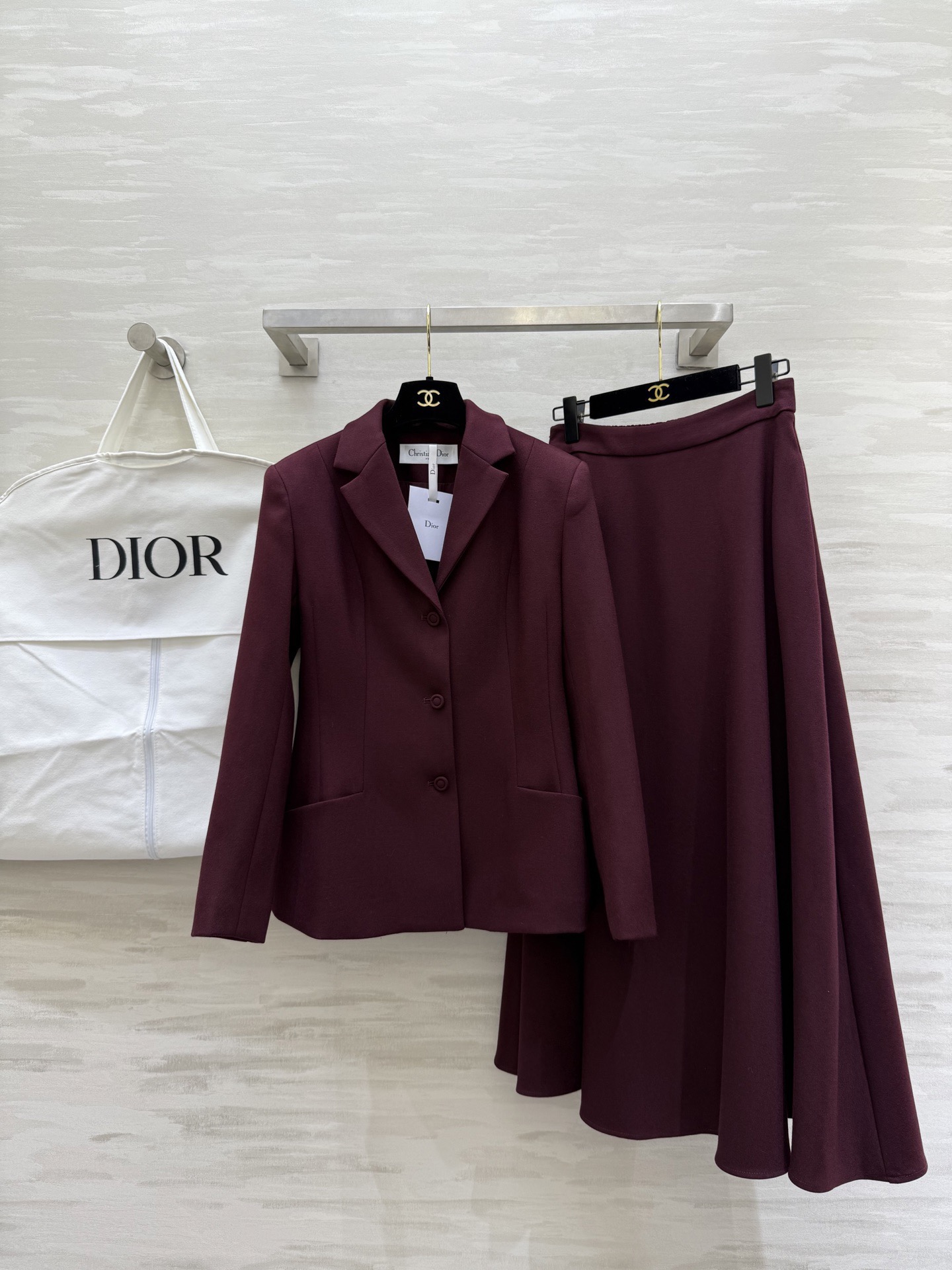 NO:740296,#DIO New Suit Suit Slim-fitting suit jacket + high-waisted long skirt Elegant and high-end Coat with gun lapels Three-button design Sharp tailoring Highlights the capable temperament19860909#DIO新款 西装套装 修身西装外套+高腰长裙 优雅高级 外套枪驳领 三粒扣设计 剪裁利落 凸显干练气质 A字伞裙设计走路自带优雅氛围 高品质定制 现货首发sizeS/M/L/XL（S码肩宽39,胸围98,衣长62,半裙腰围66,裙长88）,,dior,skirts,jackets & coats,business suit,,Women's clothing