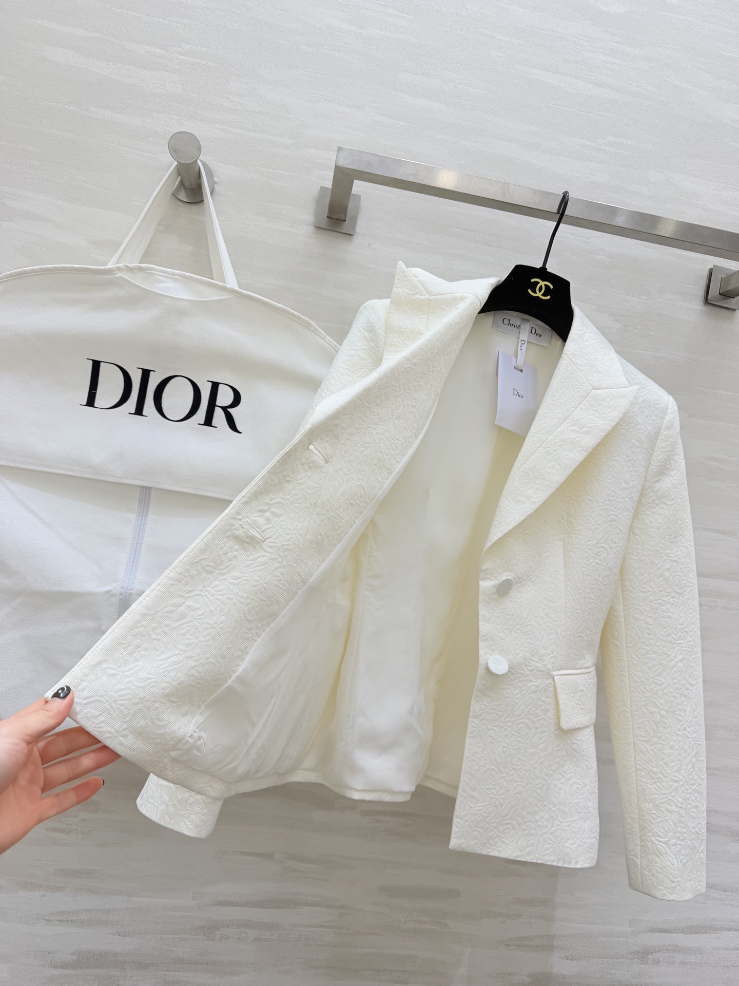 #Dio♡²⁶新款 奶白色提花西装外套 浮雕暗纹设计低调又高级 经典翻领+收腰剪裁 双排扣增添柔美气质 