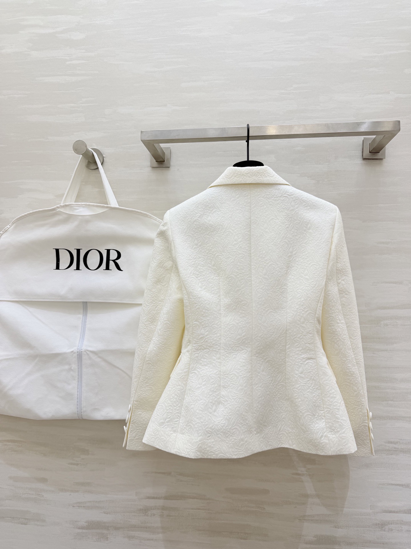 #Dio♡²⁶新款 奶白色提花西装外套 浮雕暗纹设计低调又高级 经典翻领+收腰剪裁 双排扣增添柔美气质 