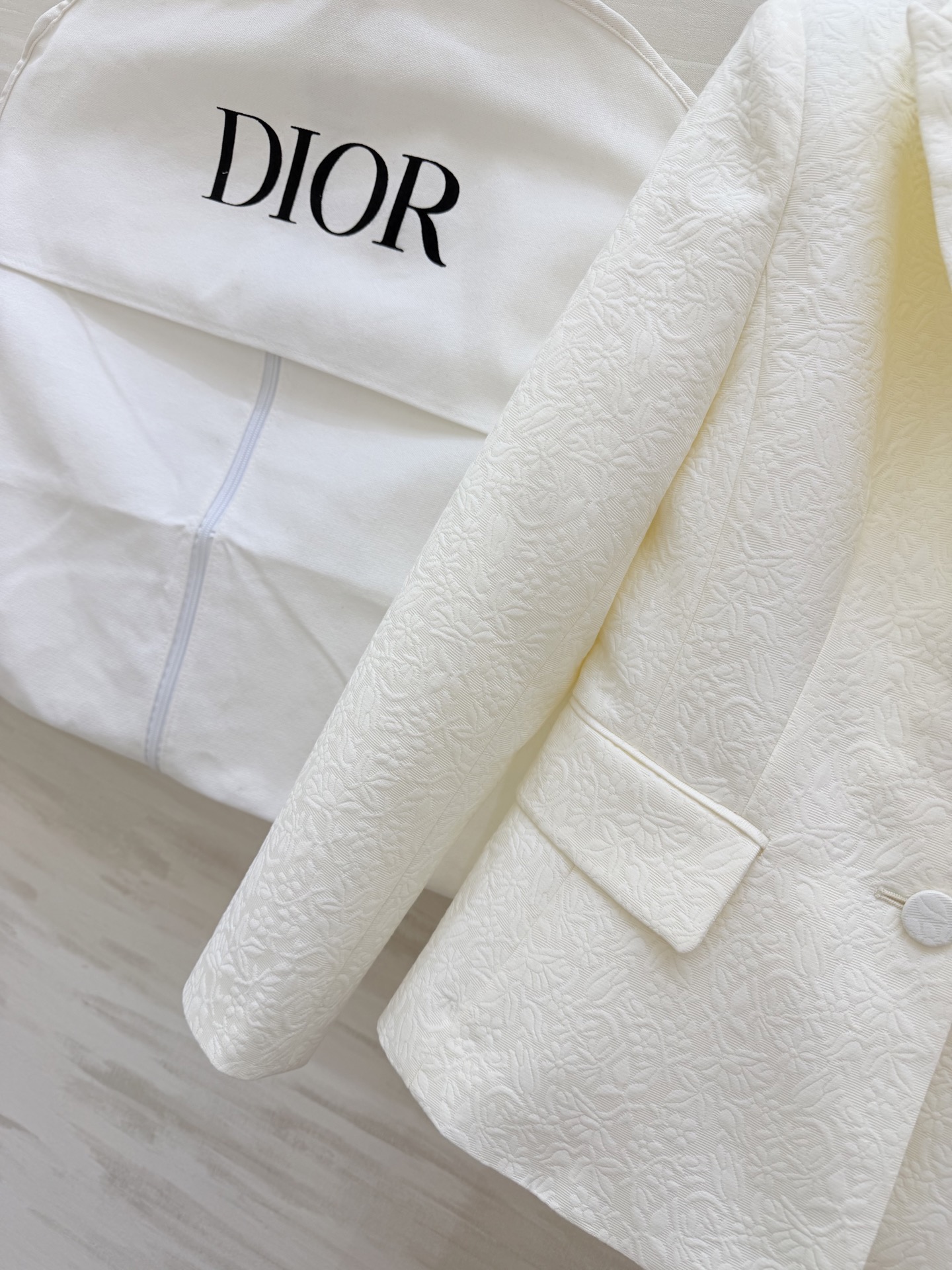 #Dio♡²⁶新款 奶白色提花西装外套 浮雕暗纹设计低调又高级 经典翻领+收腰剪裁 双排扣增添柔美气质 