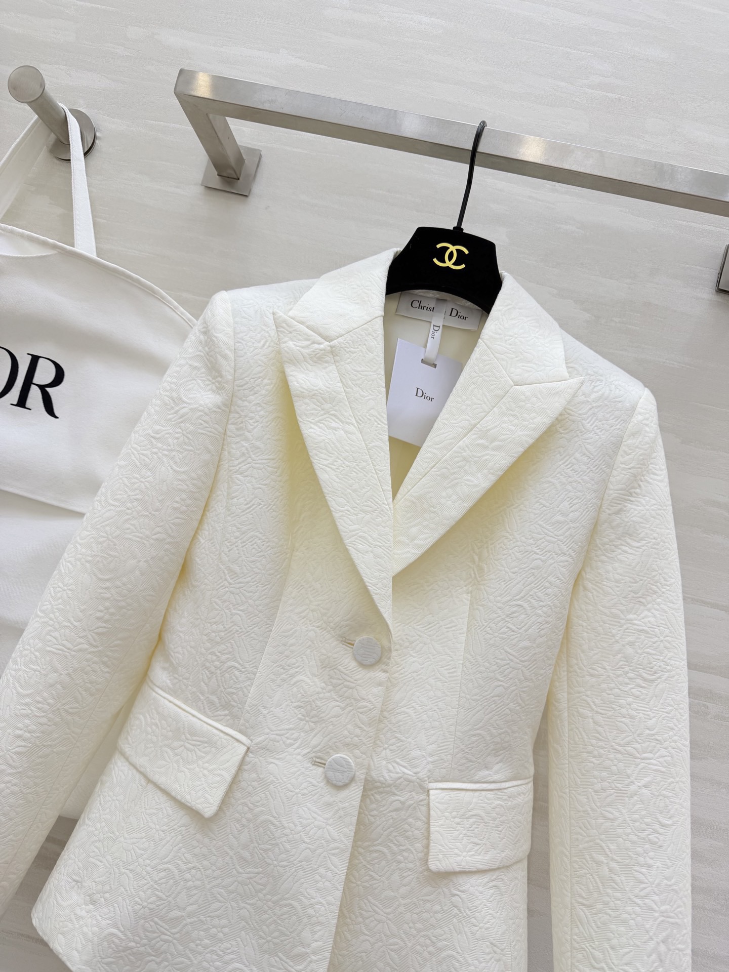 #Dio♡²⁶新款 奶白色提花西装外套 浮雕暗纹设计低调又高级 经典翻领+收腰剪裁 双排扣增添柔美气质 