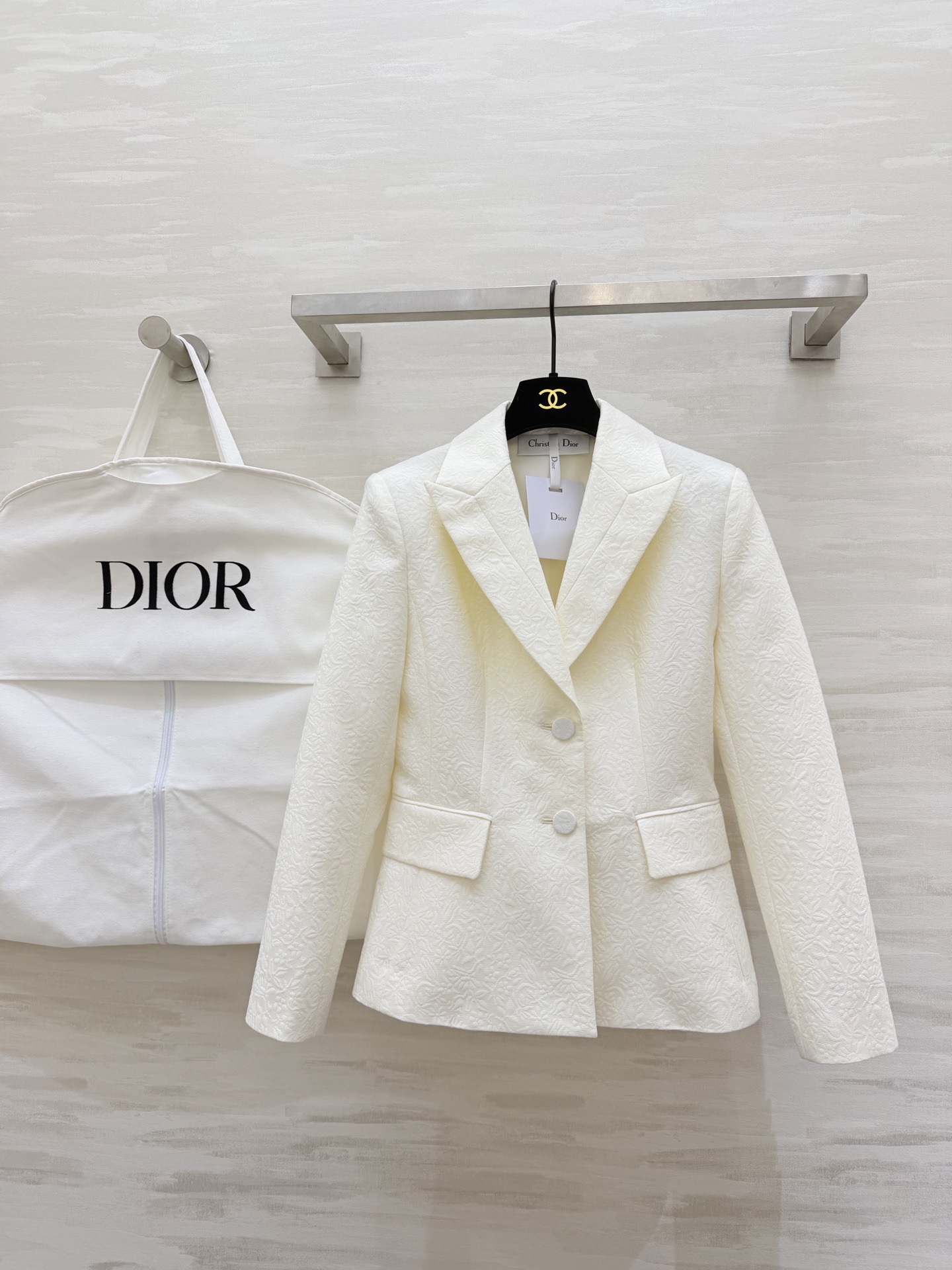 NO:723272,#Dio's new milky white jacquard blazer has an embossed dark pattern design that is low-key and high-end. Classic lapels and waist tailoring. Double-breasted buttons add a feminine temperament. The milky white tone is warm and noble. It is suitable for commuting or formal occasions!  Pair it with the same series of skirts to be elegant and confident. Easily control a variety of styles to show unique charm. High-quality customization. Available in stock first size 36/38/40/42 (38 size, shoulder width 37, bust 86, length 59), Dior-clothing, dior, dior, skirts, jackets & coats, business suit,19860909#Dio新款 奶白色提花西装外套 浮雕暗纹设计低调又高级 经典翻领+收腰剪裁 双排扣增添柔美气质 奶白色调温润显贵 通勤或正式场合都很适合！搭配同系列半裙优雅自信 轻松驾驭多种风格展现独特魅力 高品质定制 现货首发size36/38/40/42（38码肩宽37,胸围86,衣长59）,迪奥-服装,dior,dior,skirts,jackets & coats,business suit,,Women's clothing