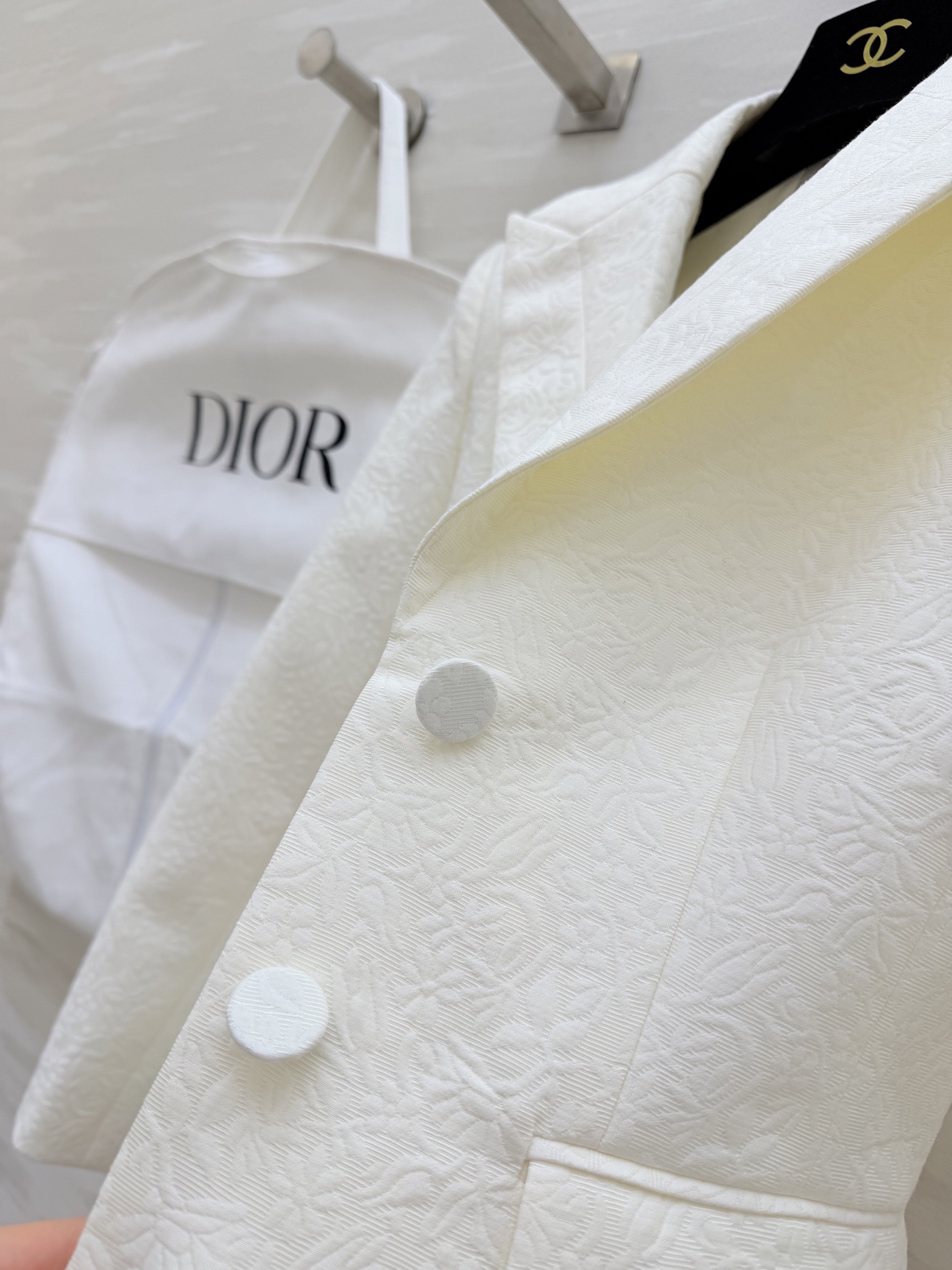 #Dio♡²⁶新款 奶白色提花西装外套 浮雕暗纹设计低调又高级 经典翻领+收腰剪裁 双排扣增添柔美气质 