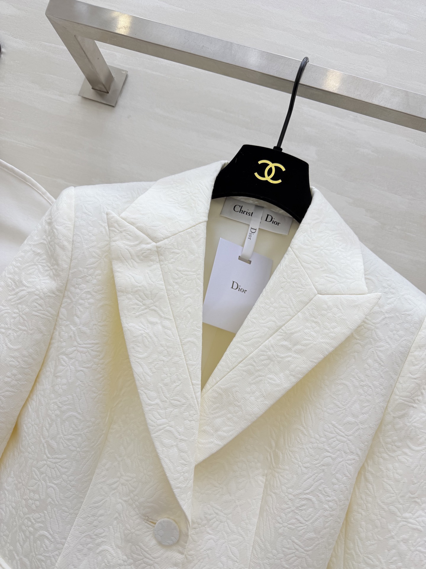 #Dio♡²⁶新款 奶白色提花西装外套 浮雕暗纹设计低调又高级 经典翻领+收腰剪裁 双排扣增添柔美气质 