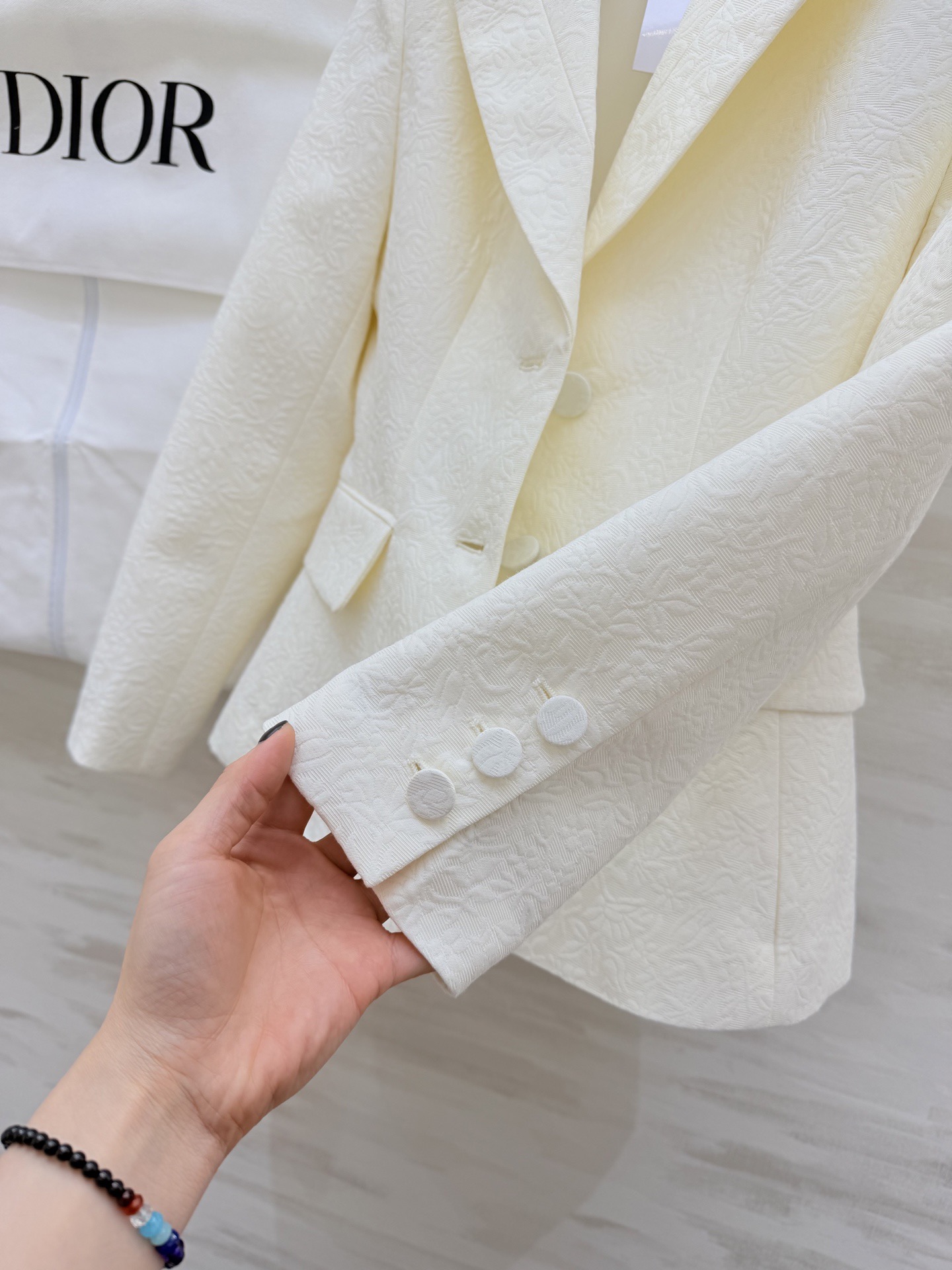 #Dio♡²⁶新款 奶白色提花西装外套 浮雕暗纹设计低调又高级 经典翻领+收腰剪裁 双排扣增添柔美气质 