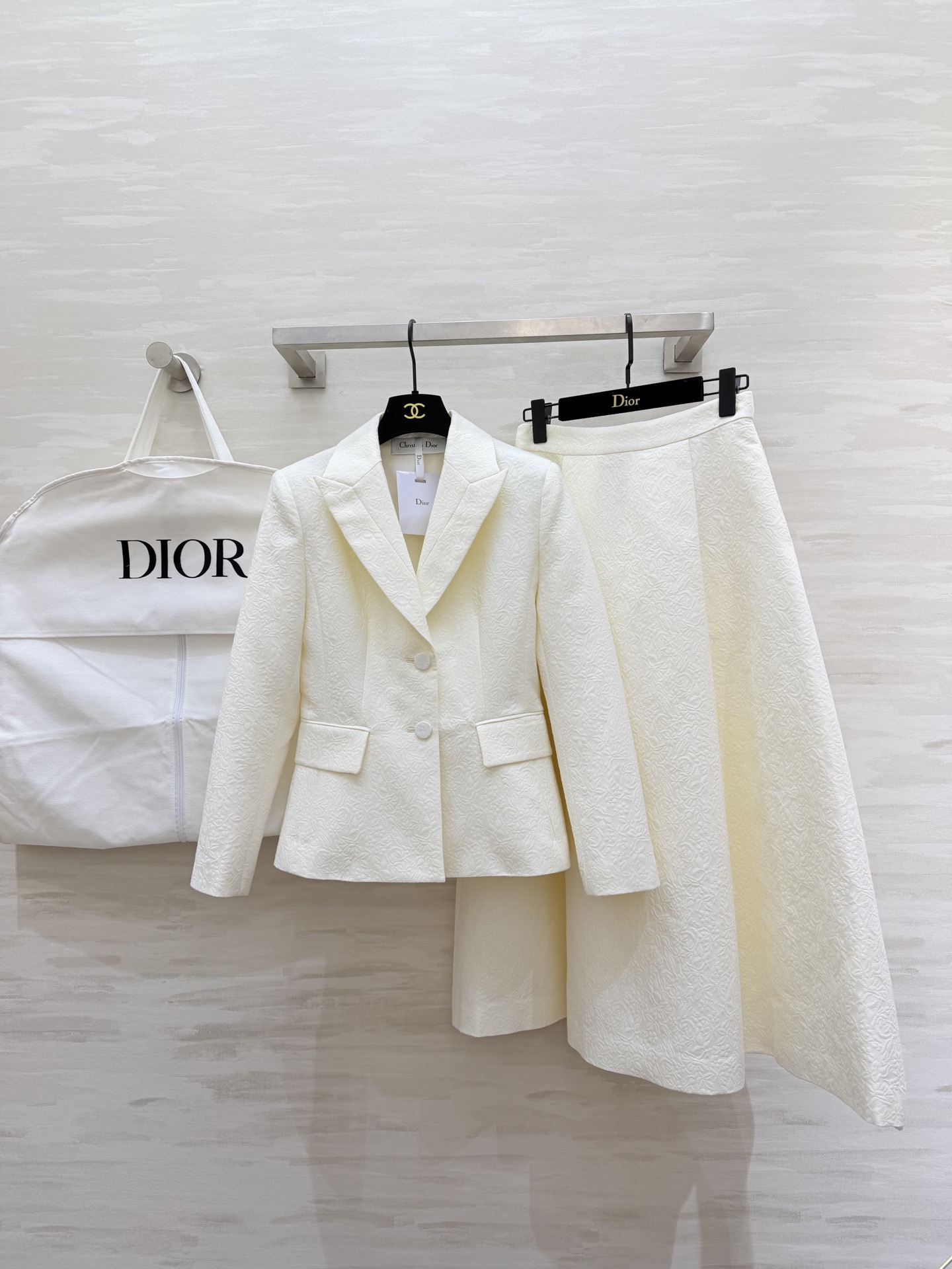 #DIO♡²⁶新款 提花半裙 高级感拉满的奶油白 提花暗纹精致得像艺术品✨ 剪裁利落伞裙优雅到骨子里 通