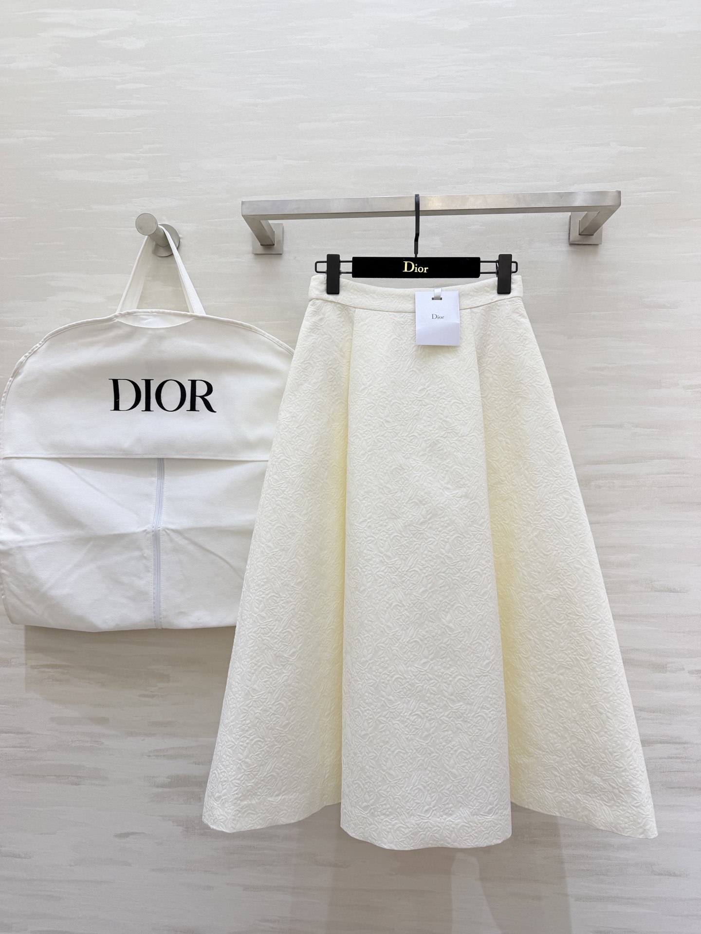 NO:723307,#DIO's new jacquard skirt is in creamy white with a high sense of luxury. The jacquard dark pattern is as exquisite as a work of art. The neatly cut umbrella skirt is elegant to the core. It is very classy to wear for commuting or important occasions ~ high-quality customization. Available in stock first size 36/38/40/42 (38 size waist 70, skirt length 85), Dior-clothing, dior, dior, skirts,19860909#DIO新款 提花半裙 高级感拉满的奶油白 提花暗纹精致得像艺术品 剪裁利落伞裙优雅到骨子里 通勤或重要场合穿都超有排面～高品质定制 现货首发size36/38/40/42（38码腰围70,裙长85）,迪奥-服装,dior,dior,skirts,,Women's clothing