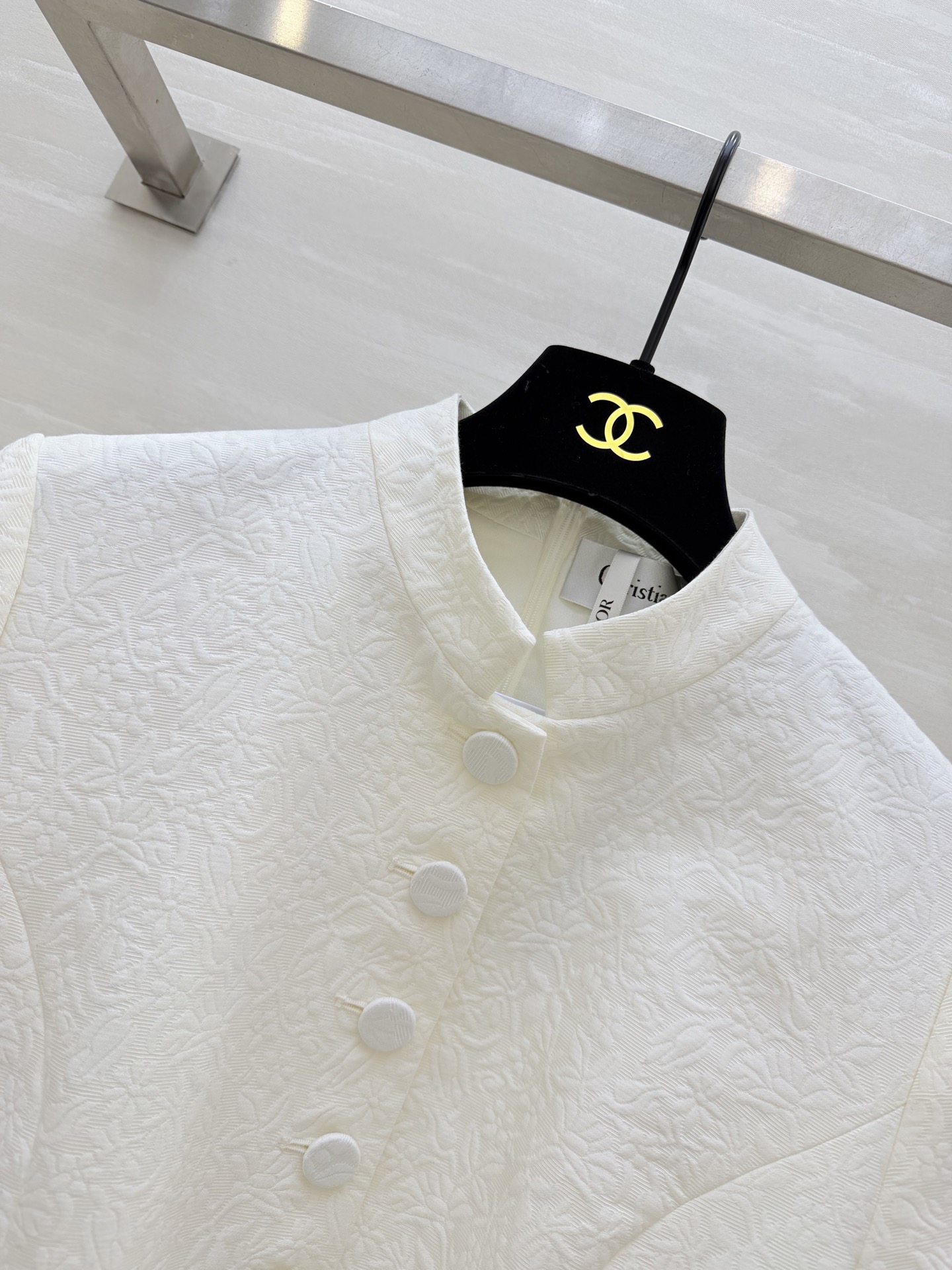 #Dio♡²⁶早春系列 白色提花连衣裙 丝棉混纺面料 浮雕暗纹设计 质感细腻有层次✨ 圆领短袖+排扣装饰