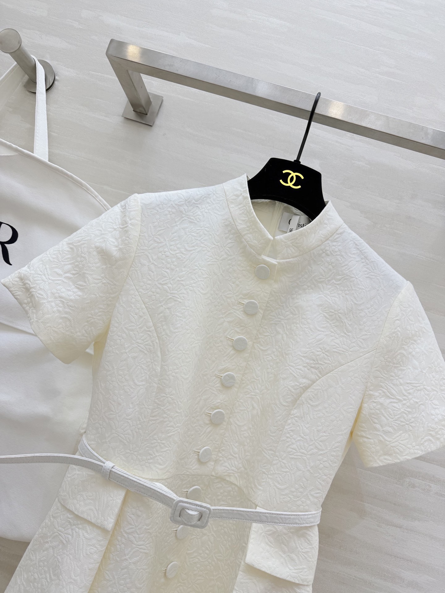 #Dio♡²⁶早春系列 白色提花连衣裙 丝棉混纺面料 浮雕暗纹设计 质感细腻有层次✨ 圆领短袖+排扣装饰