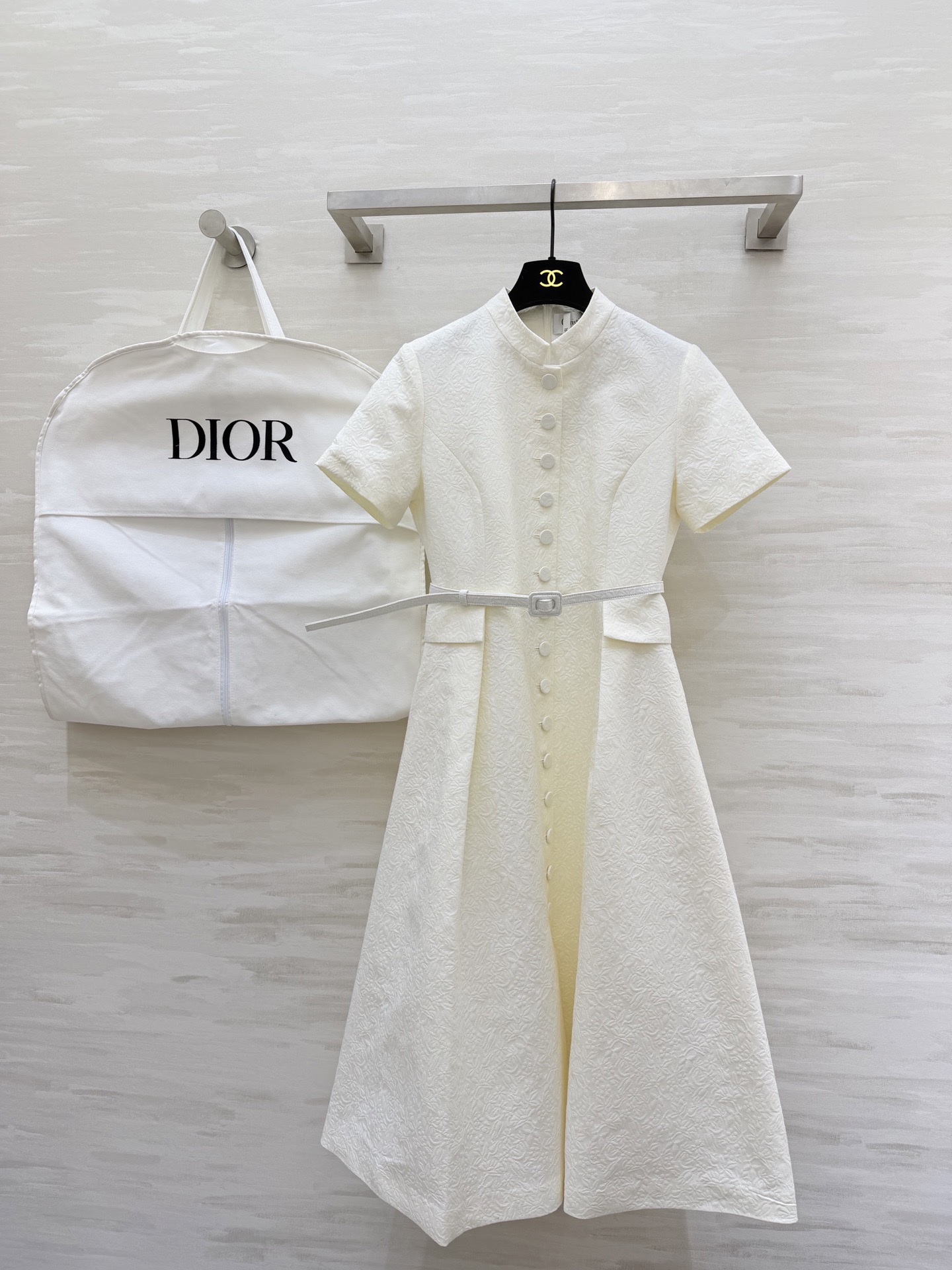 NO:723299,#Dio Early Spring Series White jacquard dress, silk and cotton blended fabric, embossed dark pattern design, delicate and layered texture, round neck, short sleeves + button decoration, belt to tighten the waist, elegant and figure-flattering, moderate length of skirt!  It can be easily used for commuting, weddings, and formal occasions. The overall style combines French romance and oriental subtlety. The details are perfect. It is the final work of the creative director of Maria Grazia Chiuri. It has high collection value. High-quality customization. Available in stock first size 36/38/40/42 (38 size, shoulder width 36, bust 86, skirt length 115), Dior-clothing, dior, dior, skirts, T-shirt,19860909#Dio早春系列 白色提花连衣裙 丝棉混纺面料 浮雕暗纹设计 质感细腻有层次 圆领短袖+排扣装饰 腰带收腰优雅又显身材 裙摆长度适中！通勤、婚礼、正式场合都能轻松驾驭 整体风格融合法式浪漫与东方含蓄 细节满分 是Maria Grazia Chiuri创意总监的收官之作 收藏价值超高 高品质定制 现货首发size36/38/40/42（38码肩宽36,胸围86,裙长115）,迪奥-服装,dior,dior,skirts,T-shirt,,Women's clothing