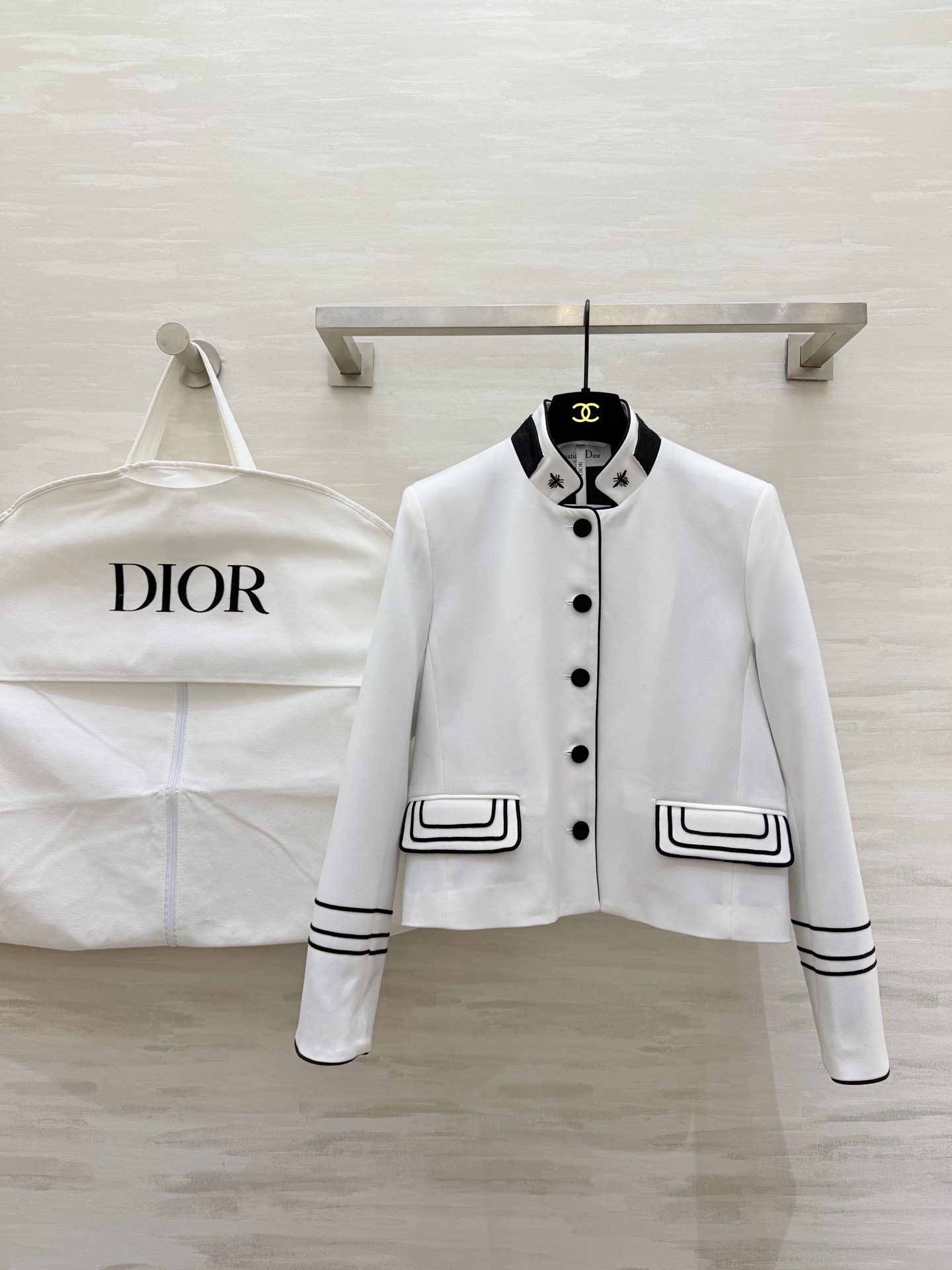NO:723286,#Dio early spring series embroidered jacket, white main color + black piping, stand-up collar design is very recognizable!  Bee embroidery embellishes the details, high-quality fabrics, neat tailoring, single-breasted buttons + decorative pockets. Inspired by the Roman Renaissance, it combines classical and modern aesthetics, and can be easily used in commuting and formal occasions!  It looks great with skirts or trousers, and you can capture your elegant and modern temperament!  High-quality customization, available in stock, size 36/38/40/42 (shoulder width 38, bust 94, length 52), Dior-clothing, dior, dior, skirts, jackets & coats,19860909#Dio早春系列 刺绣夹克 白色主调+黑色滚边 立领设计超有辨识度！蜜蜂刺绣点缀细节满分 高品质面料 剪裁利落 单排扣+装饰口袋 灵感来自罗马文艺复兴,融合古典与现代美学,通勤、正式场合都能轻松驾驭！搭配裙装或裤装都很出彩,优雅摩登气质拿捏住啦！高品质定制 现货首发size36/38/40/42（38码肩宽38,胸围94,衣长52）,迪奥-服装,dior,dior,skirts,jackets & coats,,Women's clothing
