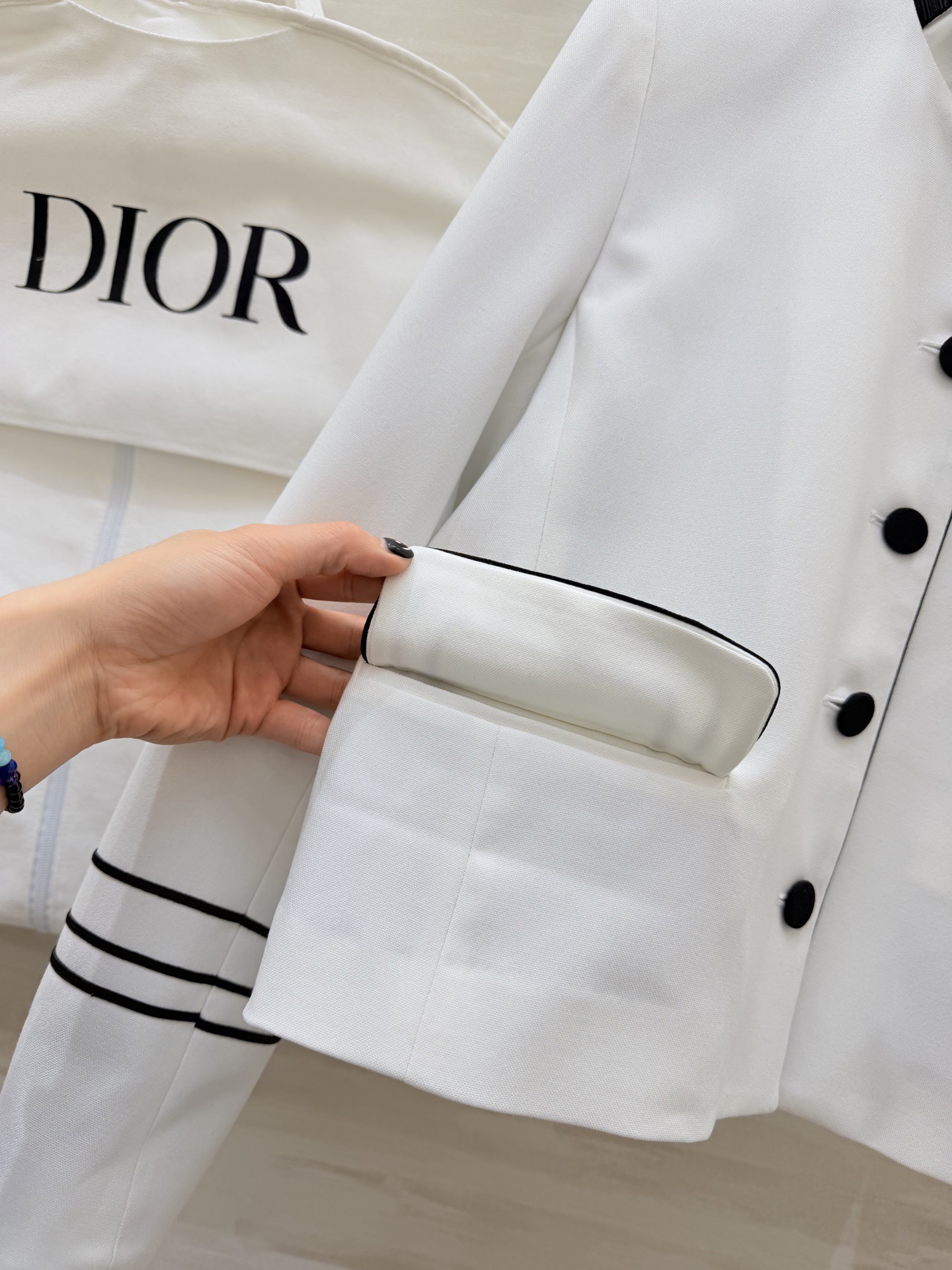 #Dio♡²⁶早春系列 刺绣夹克 白色主调+黑色滚边 立领设计超有辨识度！蜜蜂刺绣点缀细节满分 高品质面