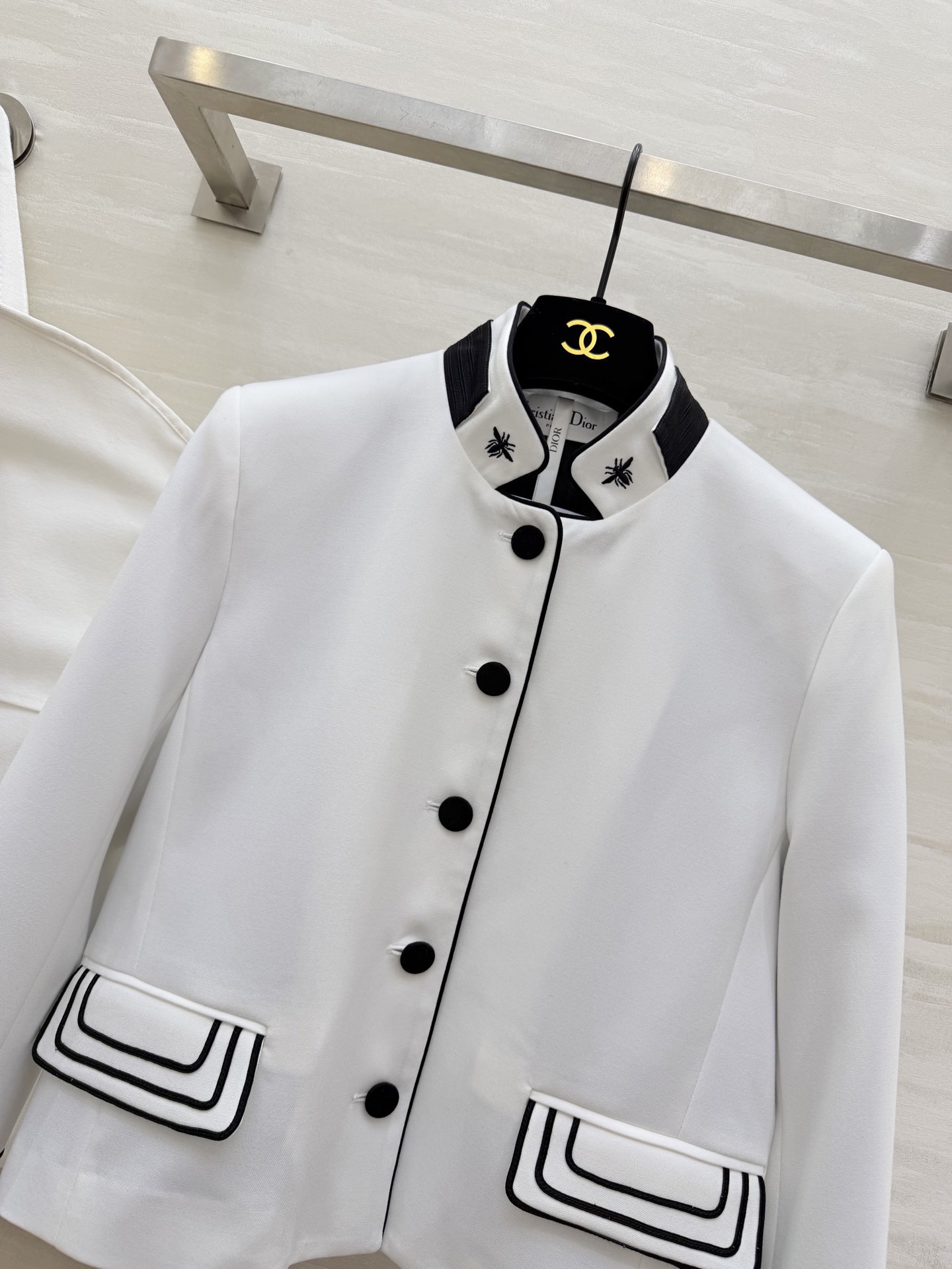 #Dio♡²⁶早春系列 刺绣夹克 白色主调+黑色滚边 立领设计超有辨识度！蜜蜂刺绣点缀细节满分 高品质面