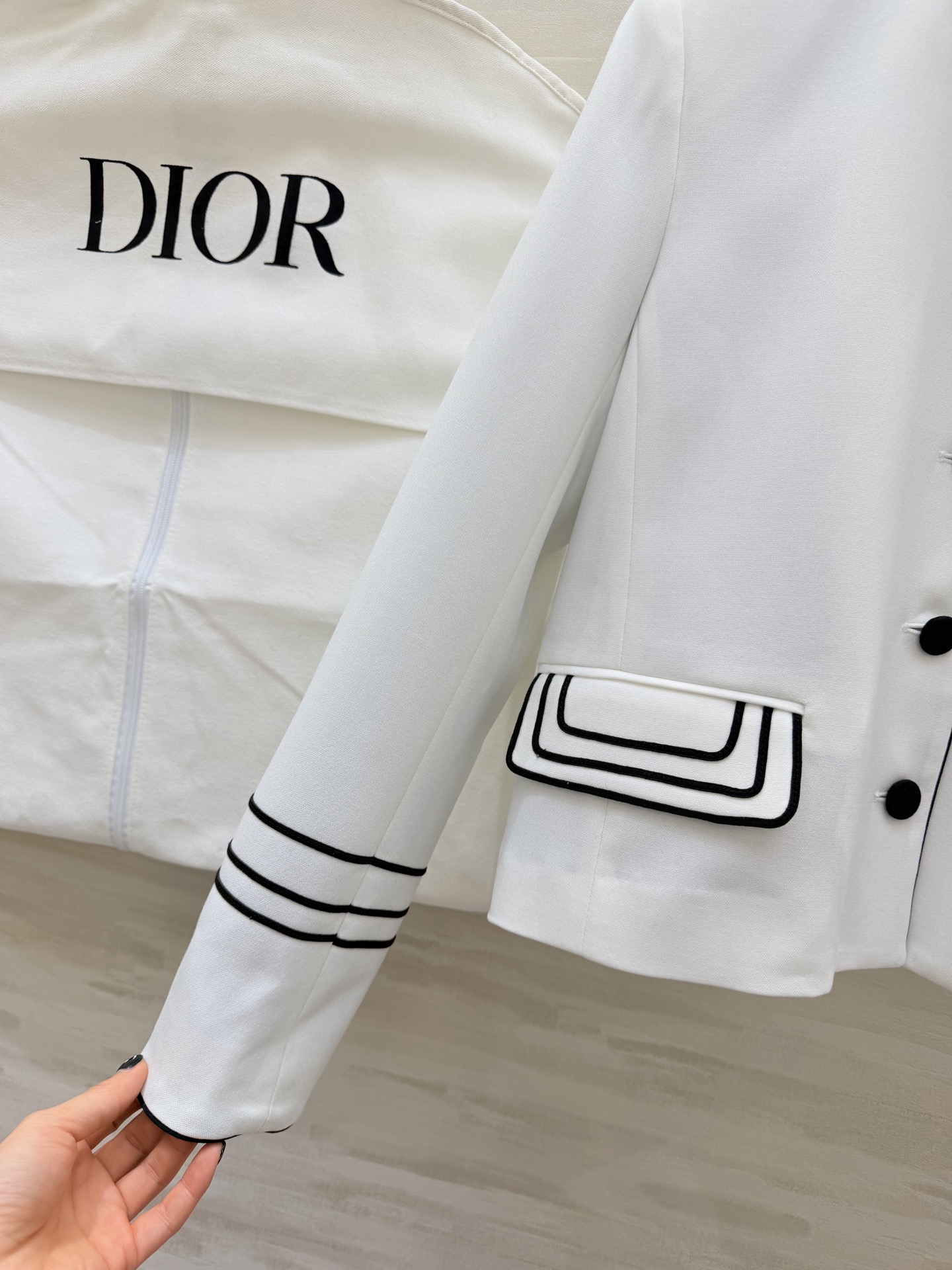 #Dio♡²⁶早春系列 刺绣夹克 白色主调+黑色滚边 立领设计超有辨识度！蜜蜂刺绣点缀细节满分 高品质面