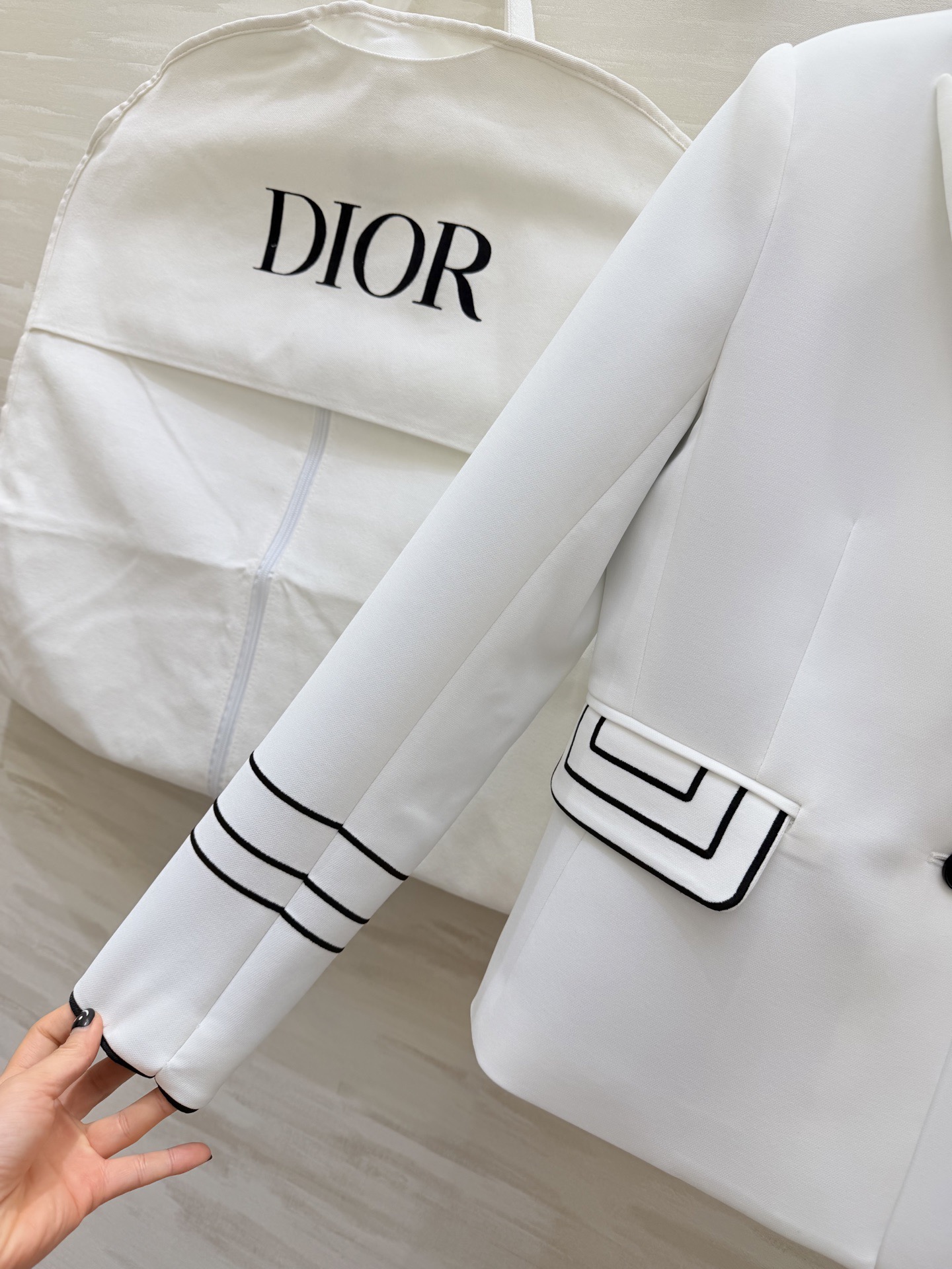 #Dio♡²⁶早春系列 短款西装外套 羊毛混纺面料柔软又挺括 撞色设计 黑色条纹点缀领口 袖口和口袋 单