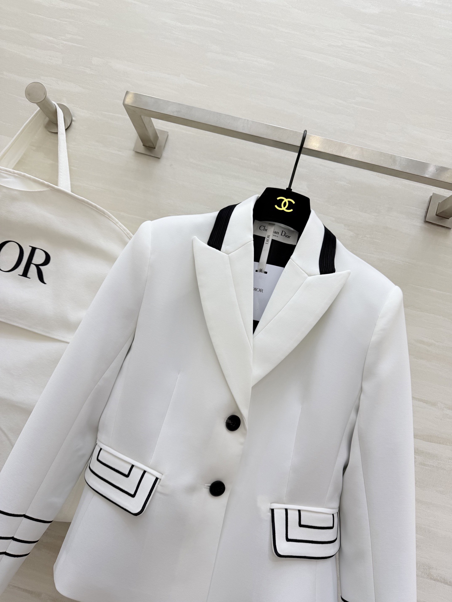 #Dio♡²⁶早春系列 短款西装外套 羊毛混纺面料柔软又挺括 撞色设计 黑色条纹点缀领口 袖口和口袋 单