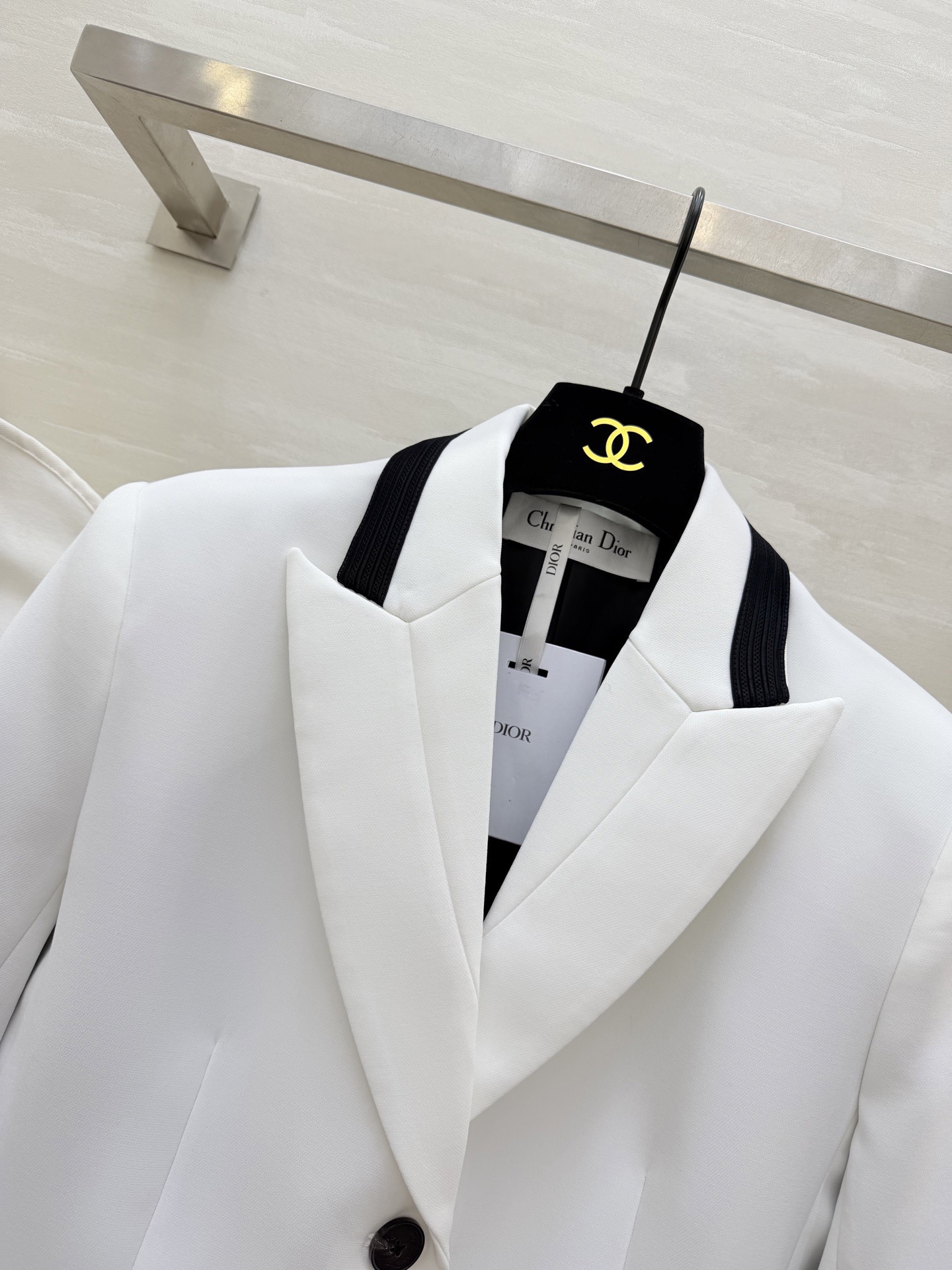 #Dio♡²⁶早春系列 短款西装外套 羊毛混纺面料柔软又挺括 撞色设计 黑色条纹点缀领口 袖口和口袋 单