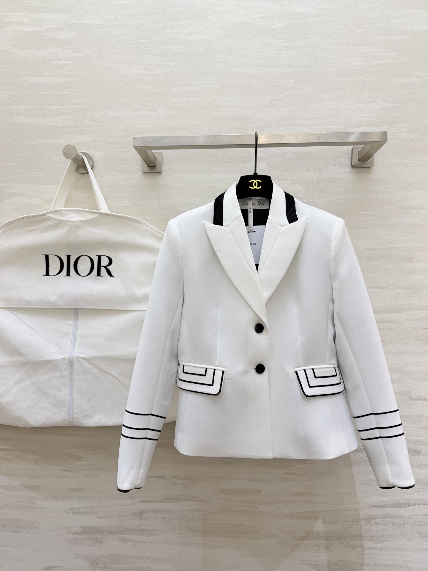 NO:723276,#Dio Early Spring Series Short blazer. Wool blended fabric is soft and crisp. Contrasting color design. Black stripes embellish the collar, cuffs and pockets. Single-breasted, simple and elegant. Short cut to modify the figure. It looks elegant and capable when paired with a high-waisted skirt or trousers. It can be easily used in commuting and formal occasions. It is practical and fashionable!  High-quality customization, available in stock now, size 36/38/40/42 (size 38, shoulder width 39, bust 96, length 59), Dior-clothing, dior, dior, skirts, jackets & coats, business suit,19860909#Dio早春系列 短款西装外套 羊毛混纺面料柔软又挺括 撞色设计 黑色条纹点缀领口 袖口和口袋 单排扣简约大方 短款剪裁修饰身形 搭配高腰裙或裤装都很优雅干练,通勤、正式场合都能轻松驾驭,实用又时髦！高品质定制 现货首发size36/38/40/42（38码肩宽39,胸围96,衣长59）,迪奥-服装,dior,dior,skirts,jackets & coats,business suit,,Women's clothing