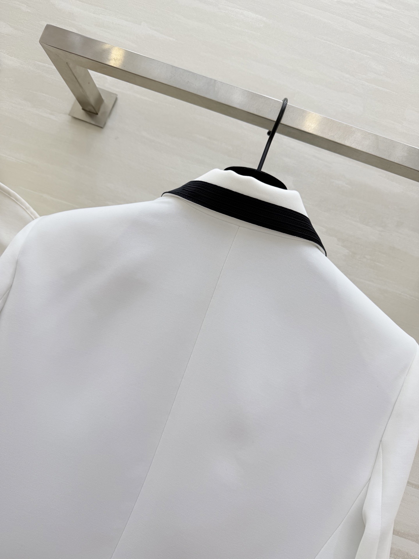 #Dio♡²⁶早春系列 短款西装外套 羊毛混纺面料柔软又挺括 撞色设计 黑色条纹点缀领口 袖口和口袋 单