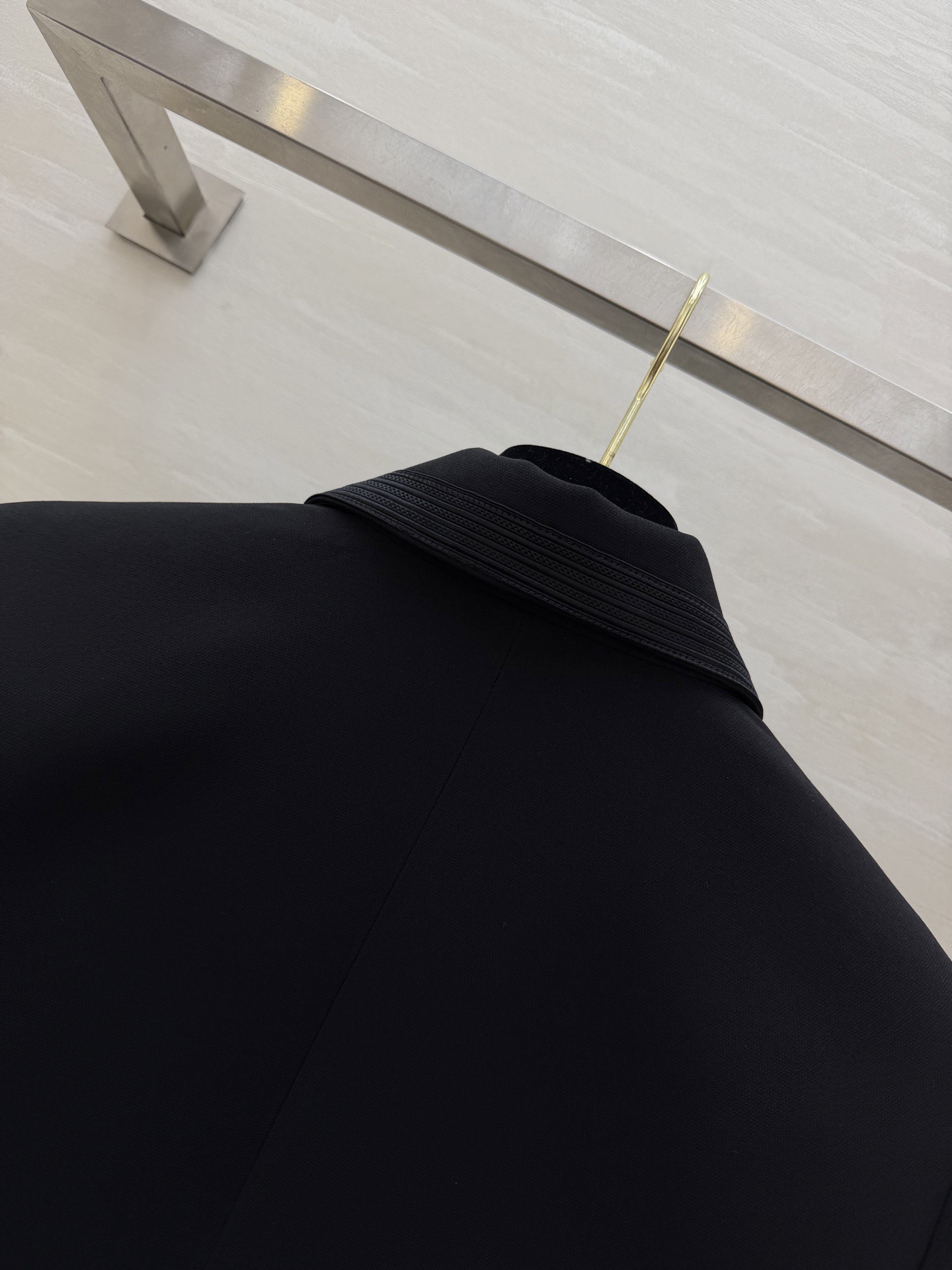 #Dio♡²⁶早春系列 短款西装外套 羊毛混纺面料柔软又挺括 撞色设计 黑色条纹点缀领口 袖口和口袋 单