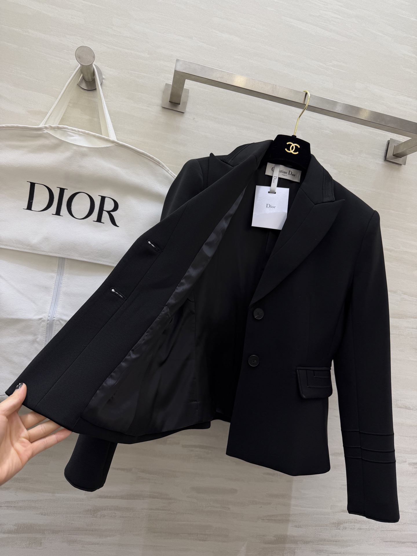 #Dio♡²⁶早春系列 短款西装外套 羊毛混纺面料柔软又挺括 撞色设计 黑色条纹点缀领口 袖口和口袋 单