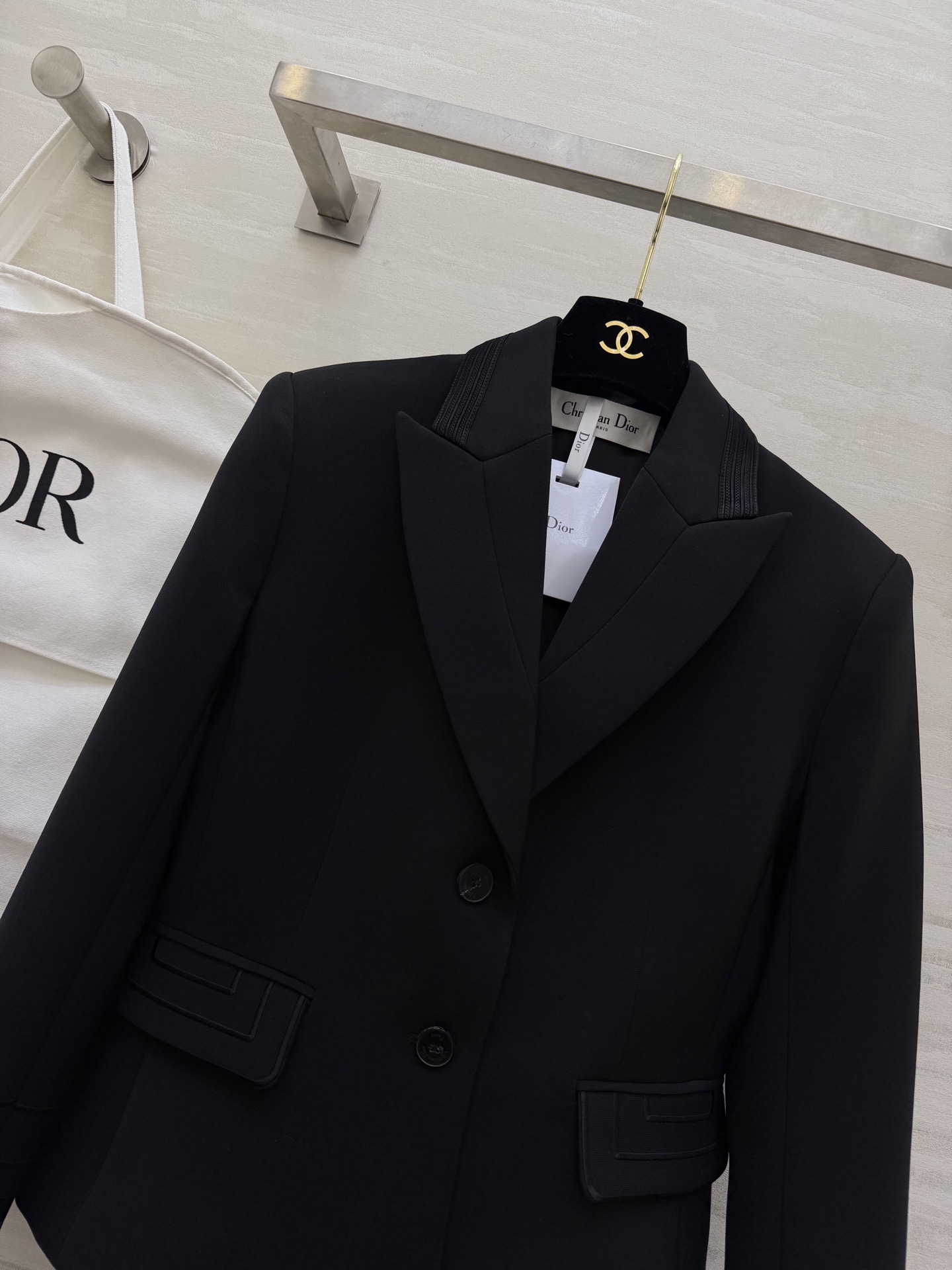 #Dio♡²⁶早春系列 短款西装外套 羊毛混纺面料柔软又挺括 撞色设计 黑色条纹点缀领口 袖口和口袋 单