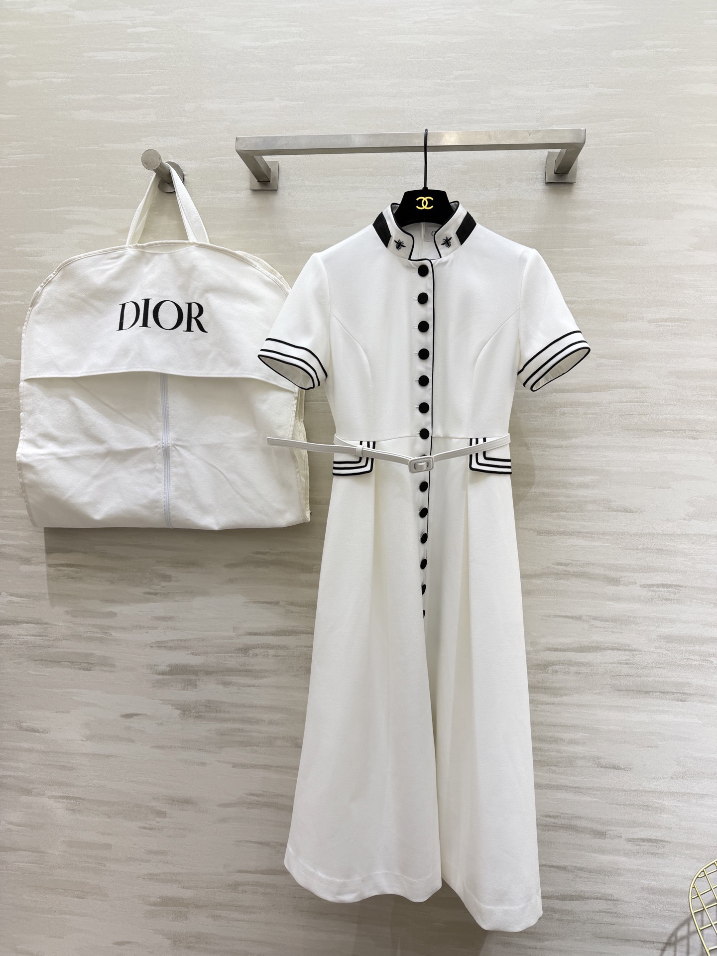 NO:740300,#Dio early spring series navy style dress, white main color + black stripes, simple and detailed, mid-length design, belt waist to modify the figure, perfect elegance, high-quality fabrics, comfortable to wear, suitable for formal occasions or high-end events!  Navy style elements, high-quality customization, available in stock, size 36/38/40/42 (shoulder width 37, bust 88, waist 76, skirt length 116), dior, skirts,19860909#Dio早春系列海军风连衣裙 白色主色+黑色条纹 简约又有细节感 中长款设计 腰带束腰修饰身形 优雅气质满分 高品质面料穿着舒适 适合正式场合或高端活动！海军风元素 高品质定制 现货首发size36/38/40/42（38码肩宽37,胸围88,腰围76,裙长116）,,dior,skirts,,Women's clothing