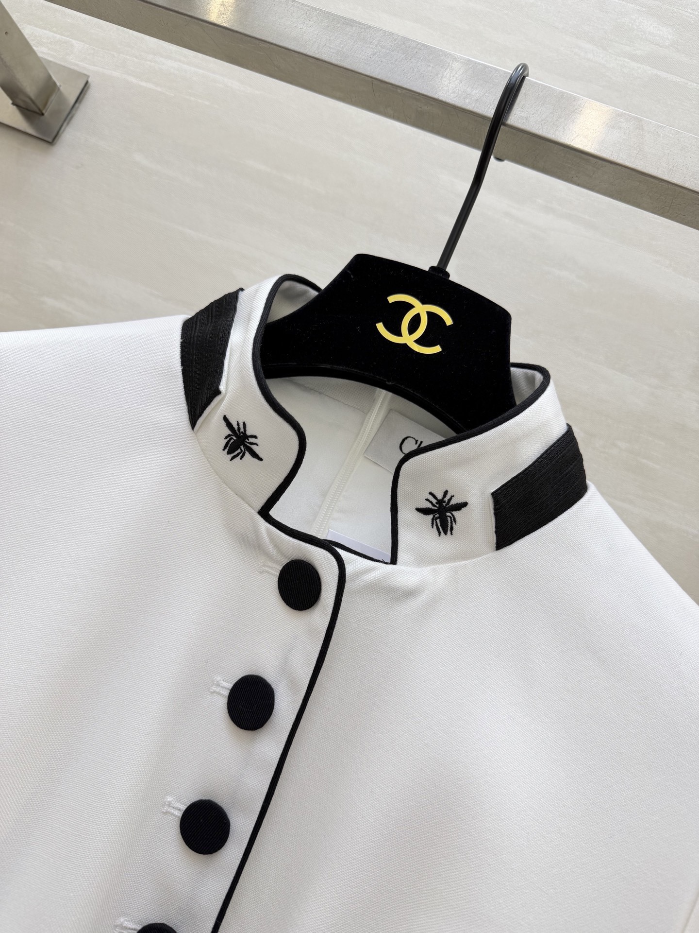 #Dio♡²⁶早春系列海军风连衣裙 白色主色+黑色条纹 简约又有细节感✨ 中长款设计 腰带束腰修饰身形 