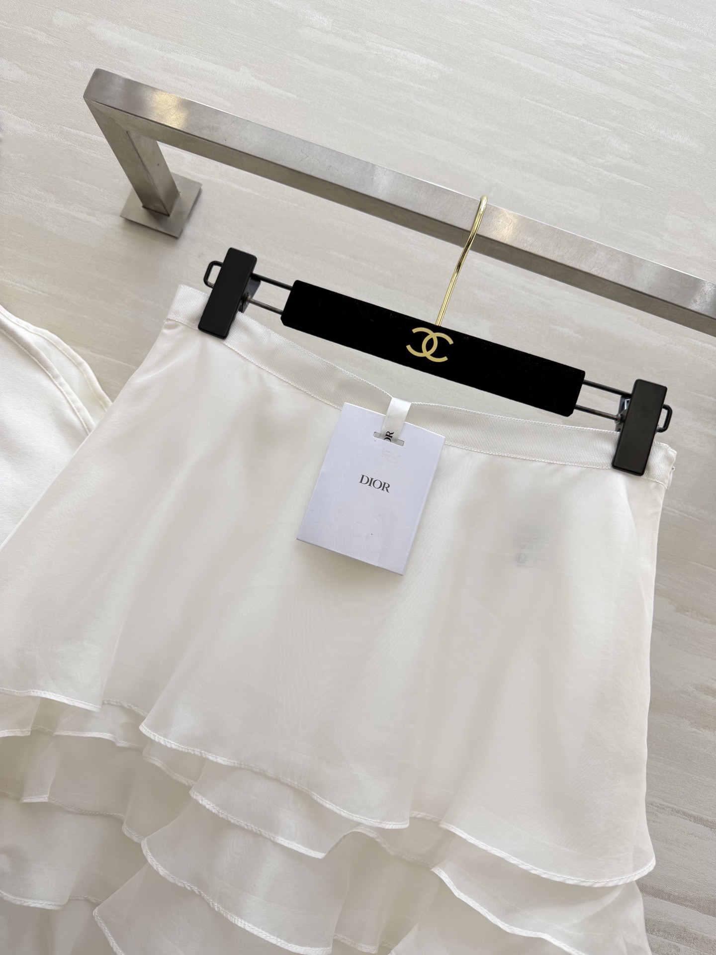 #Dio♡²⁶早春新款 真丝欧根纱蛋糕裙 采用多层荷叶边设计轻盈飘逸 法式优雅感满满✨ 真丝欧根纱面料自