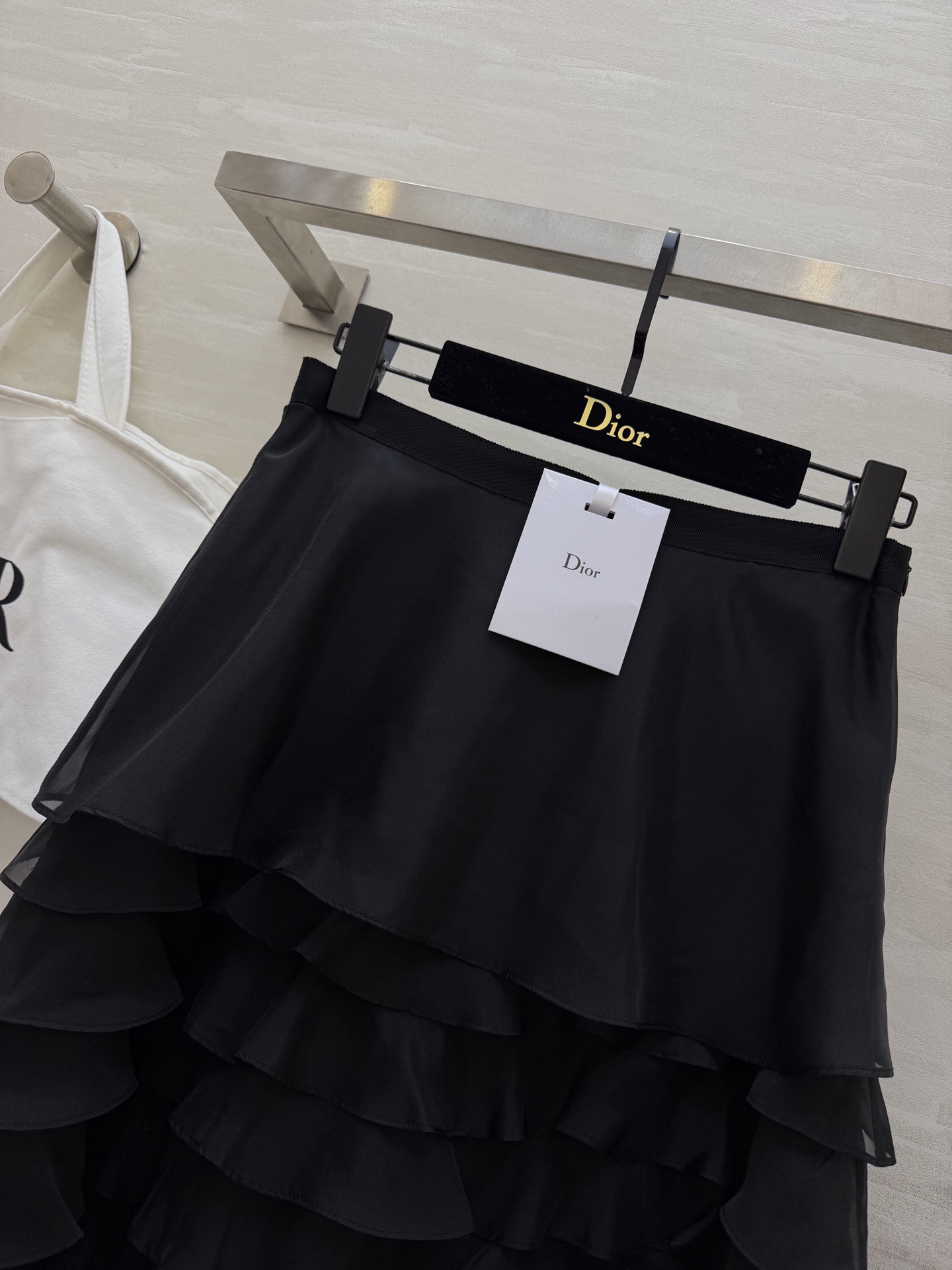 #Dio♡²⁶早春新款 真丝欧根纱蛋糕裙 采用多层荷叶边设计轻盈飘逸 法式优雅感满满✨ 真丝欧根纱面料自