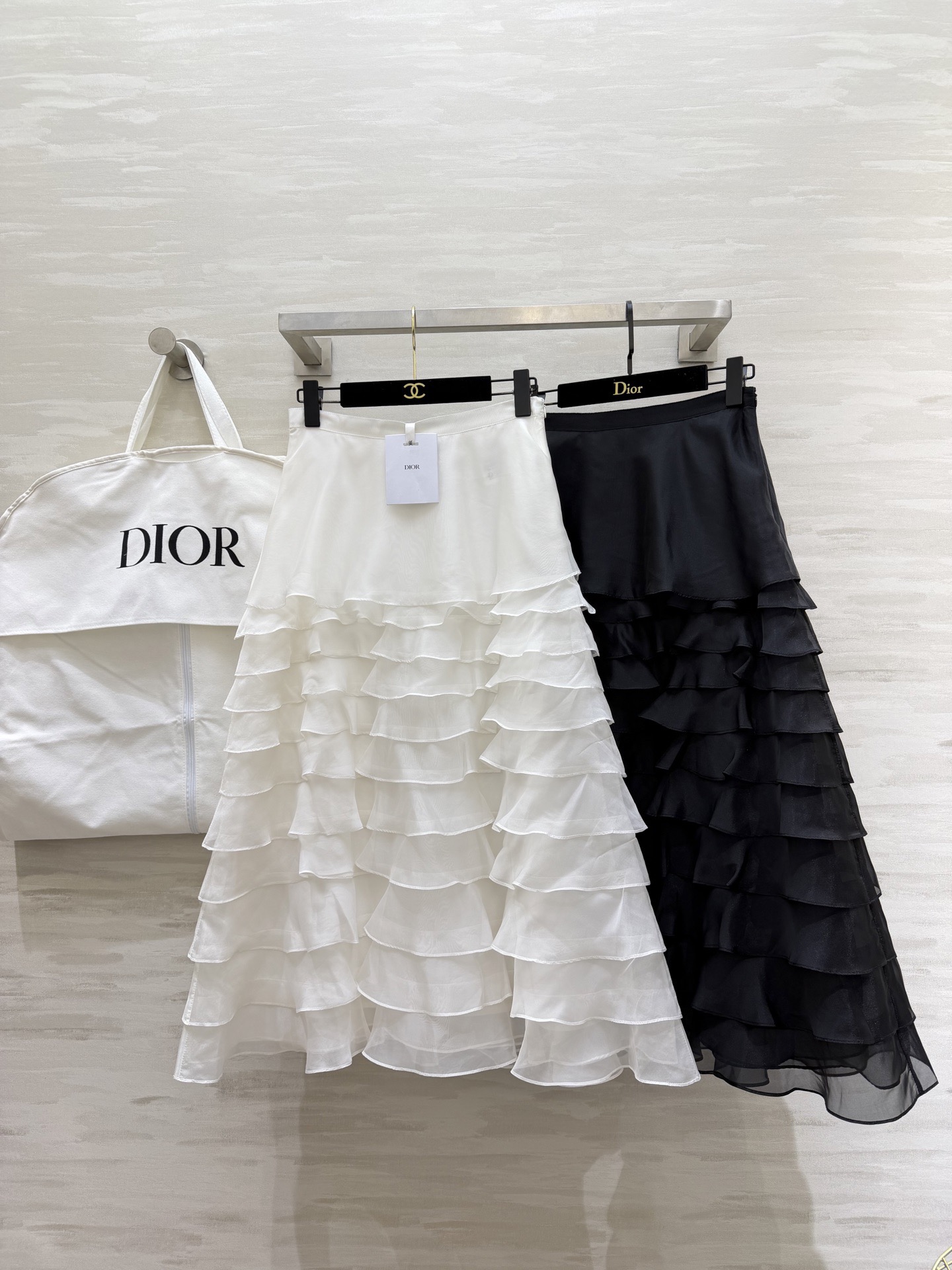 #Dio♡²⁶早春新款 真丝欧根纱蛋糕裙 采用多层荷叶边设计轻盈飘逸 法式优雅感满满✨ 真丝欧根纱面料自