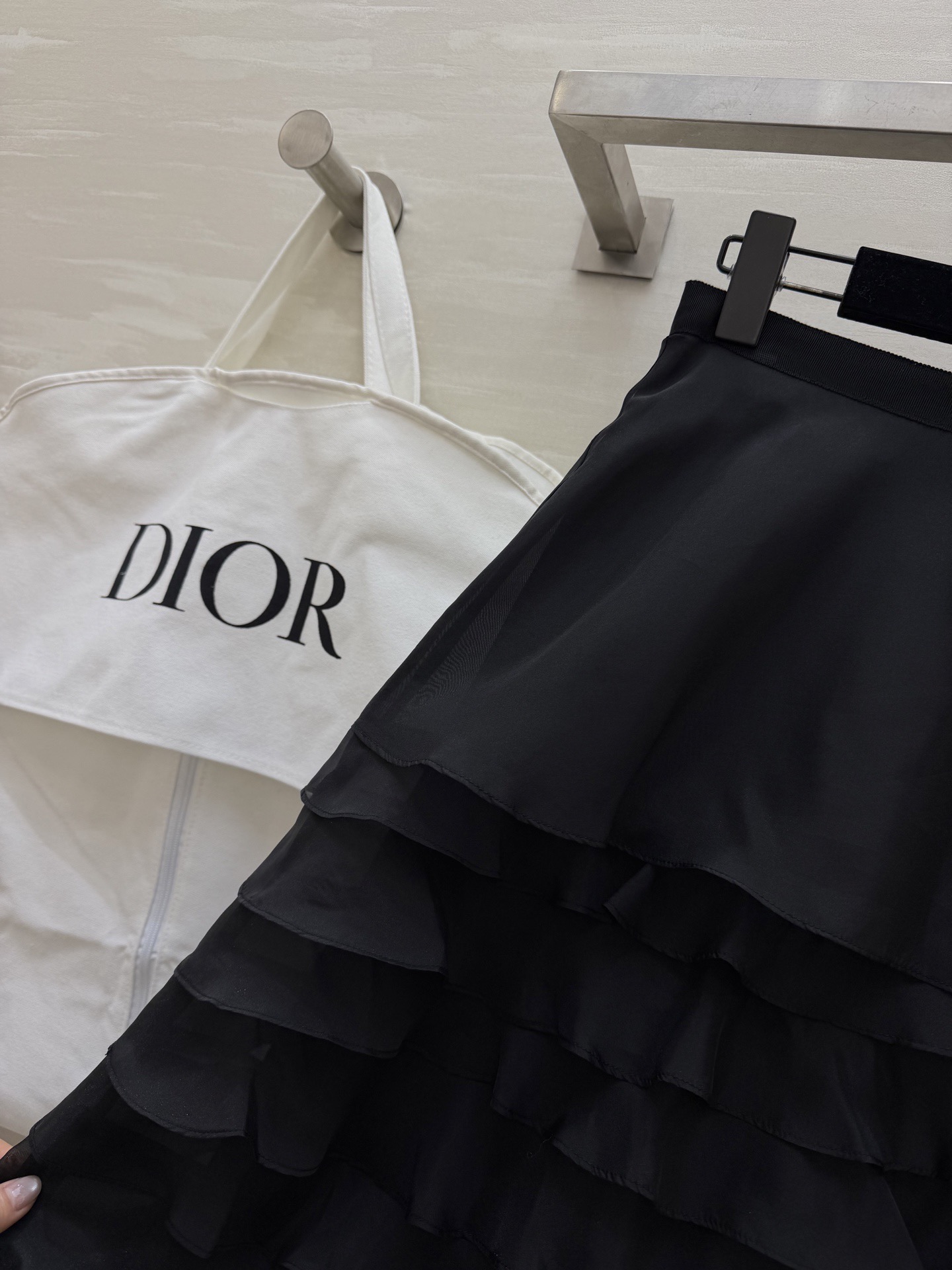 #Dio♡²⁶早春新款 真丝欧根纱蛋糕裙 采用多层荷叶边设计轻盈飘逸 法式优雅感满满✨ 真丝欧根纱面料自