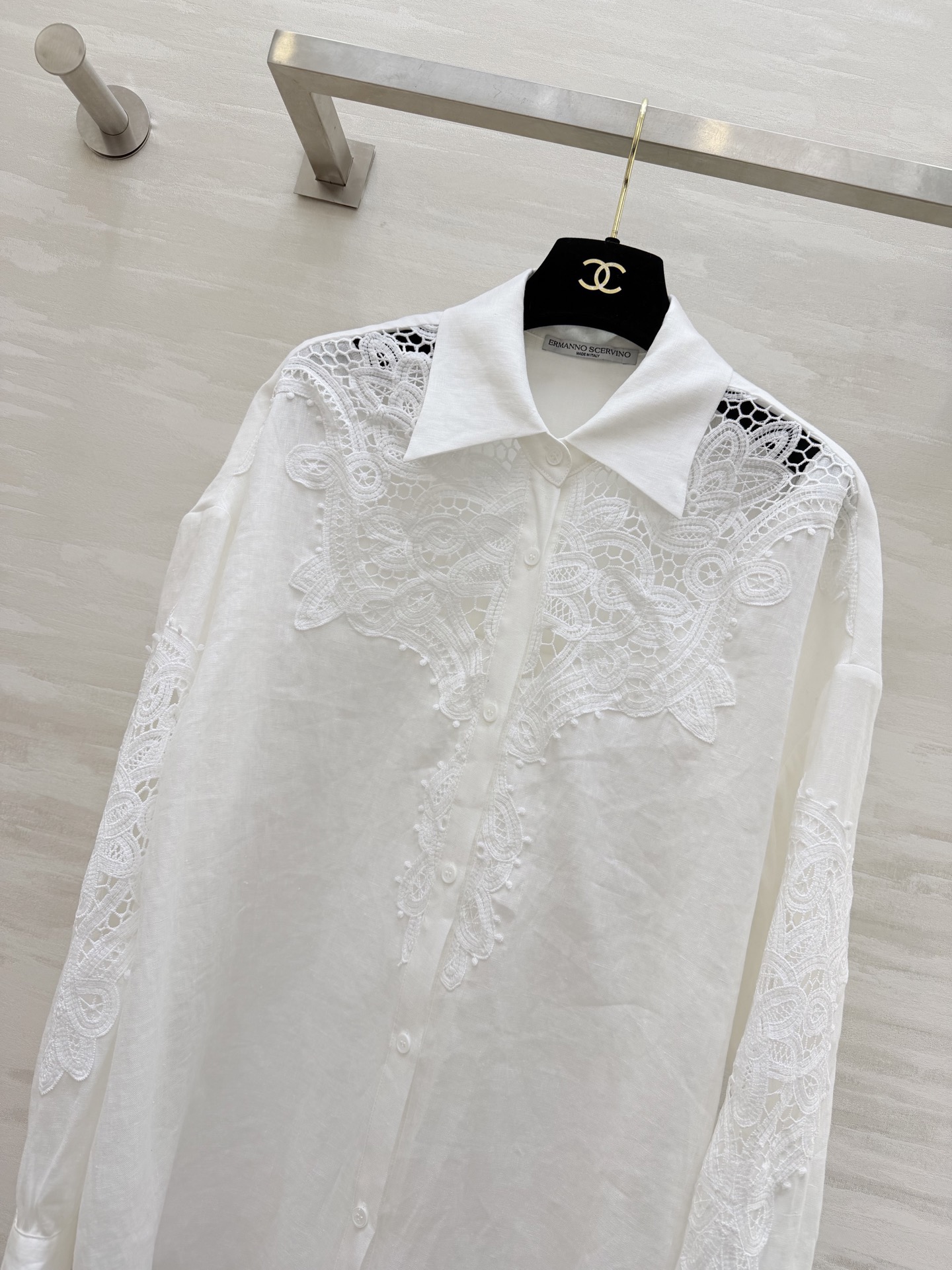 意大利高端时装品牌ERMANNO SCERVINO 白色蕾丝刺绣衬衣 采用高品质亚麻面料 搭配精致镂空蕾