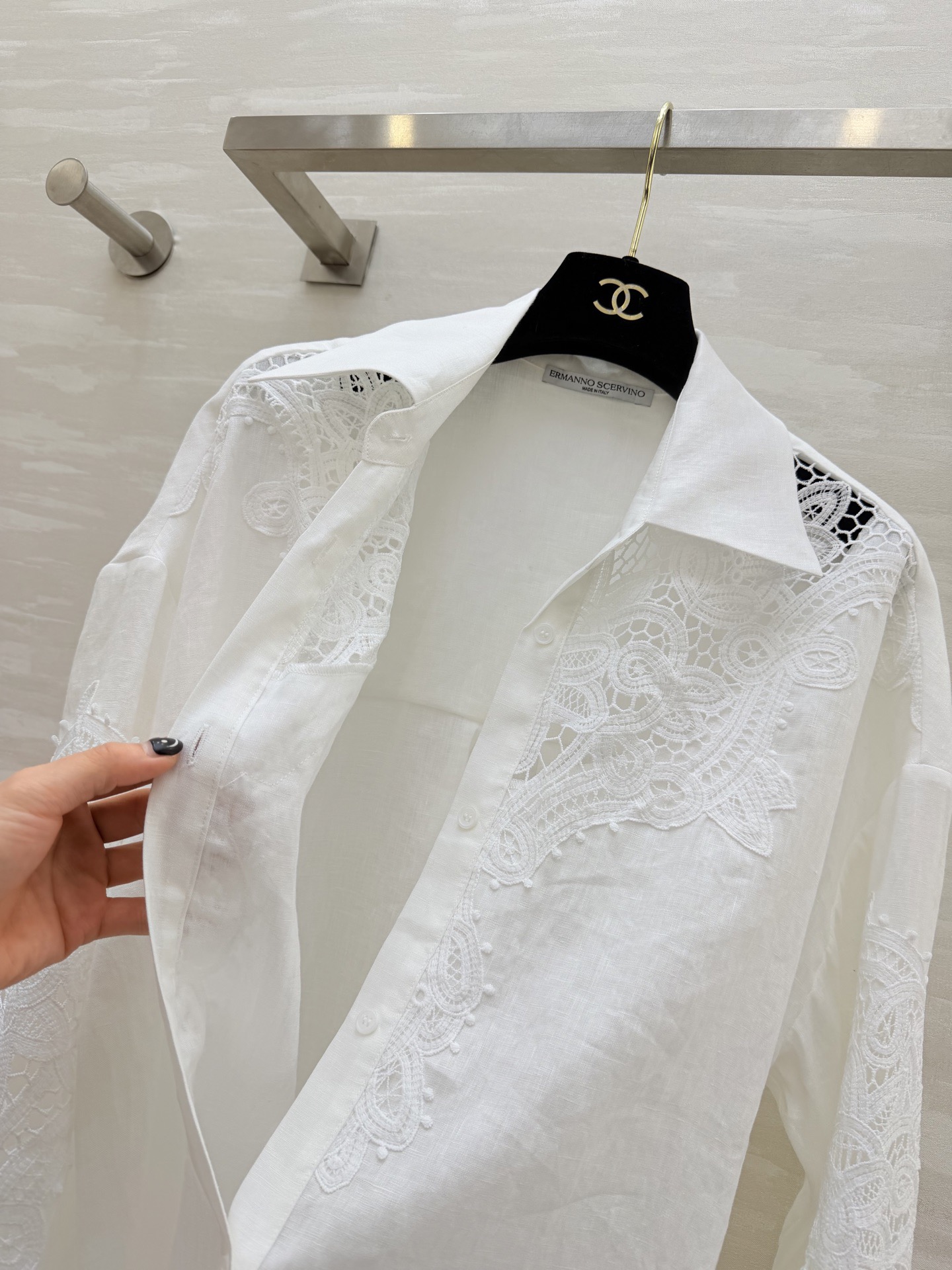 意大利高端时装品牌ERMANNO SCERVINO 白色蕾丝刺绣衬衣 采用高品质亚麻面料 搭配精致镂空蕾