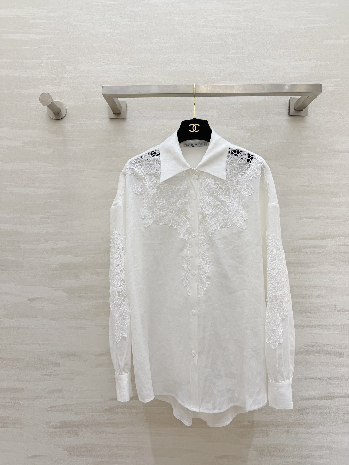 NO:723243,Italian high-end fashion brand ERMANNO SCERVINO's white lace embroidered shirt is made of high-quality linen fabric with exquisite hollow lace. It has a French romantic atmosphere. It has a lapel + long-sleeved design and is loosely cut. It is comfortable and elegant. It can be easily worn for daily commuting or formal occasions!  The lace details are super layered. It looks great with jeans or skirts. It is a must-have and versatile item for your wardrobe!  High-quality customization, available in stock first size S/M/L/XL (S size shoulder width 58, bust 112, length 70-76), women's clothing, skirts, jeans,19860909意大利高端时装品牌ERMANNO SCERVINO 白色蕾丝刺绣衬衣 采用高品质亚麻面料 搭配精致镂空蕾丝 法式浪漫氛围感拉满 翻领+长袖设计 剪裁宽松 舒适又优雅 日常通勤或正式场合都能轻松驾驭！蕾丝细节超有层次感 随便搭牛仔裤or裙装都很出彩 衣橱必备百搭单品！高品质定制 现货首发sizeS/M/L/XL（s码肩宽58,胸围112,衣长70-76）,女装,skirts,jeans,,Women's clothing