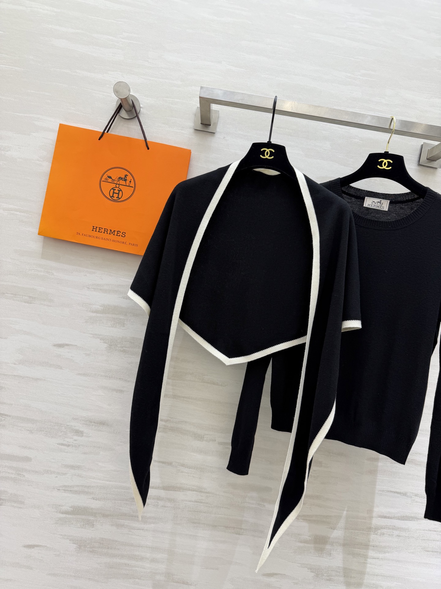 #Herme♡²⁶早春新款 披肩式两件套上衣 羊毛混纺针织🧶面料 亲肤舒适 高品质 现货首发size：S