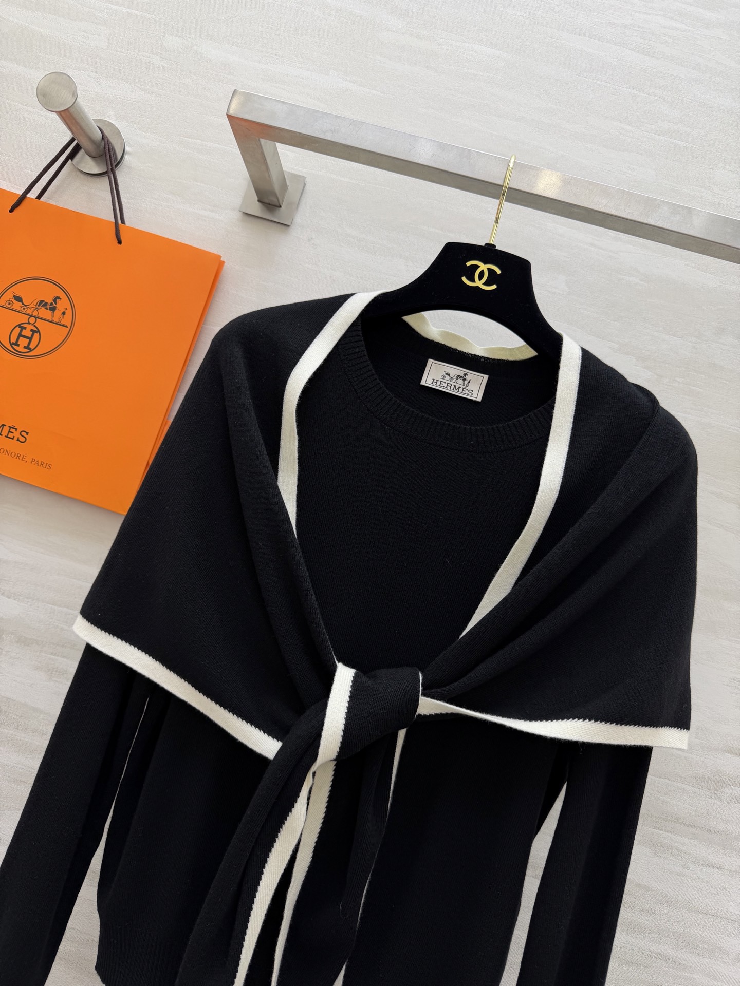 #Herme♡²⁶早春新款 披肩式两件套上衣 羊毛混纺针织🧶面料 亲肤舒适 高品质 现货首发size：S