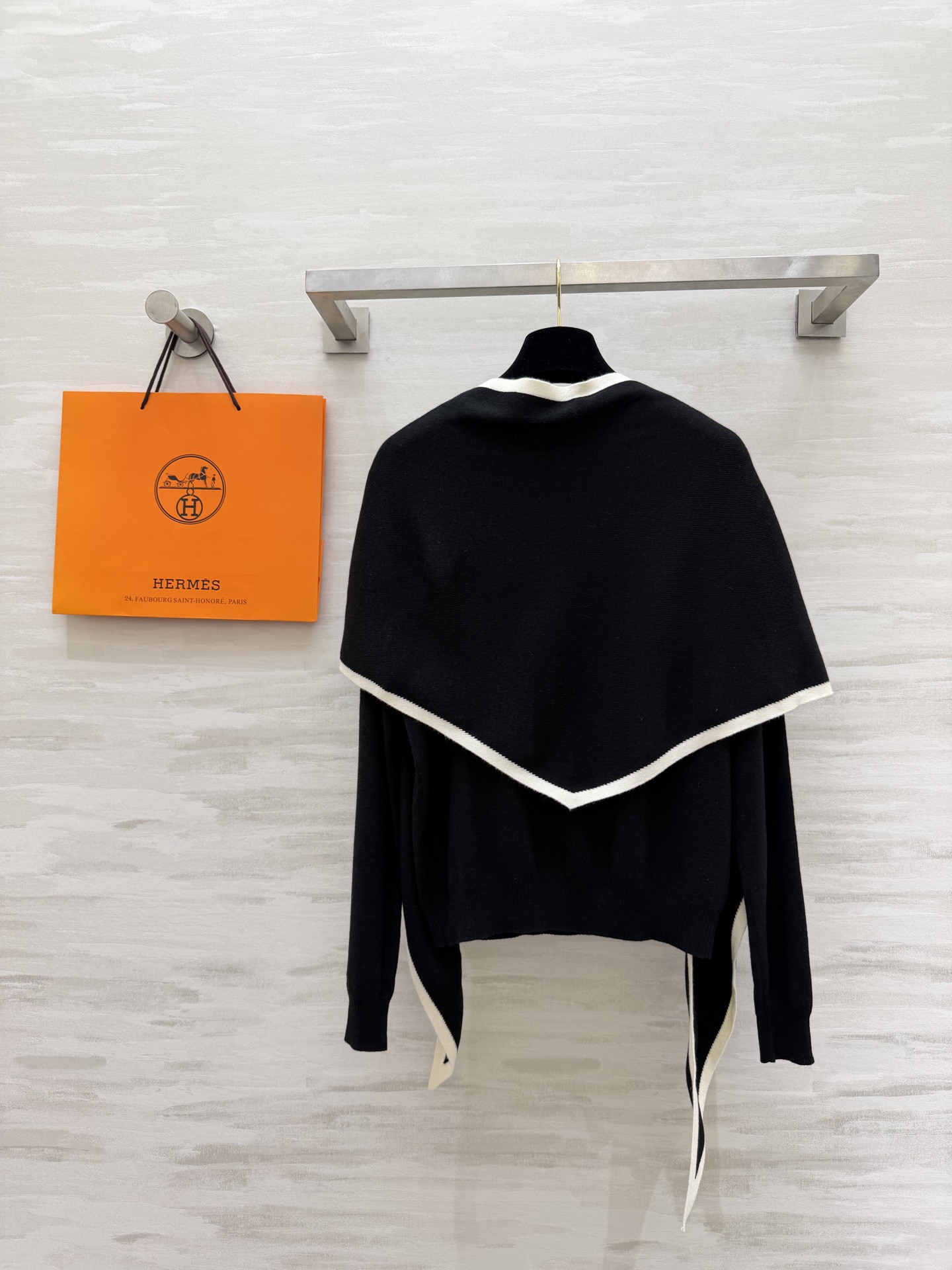 #Herme♡²⁶早春新款 披肩式两件套上衣 羊毛混纺针织🧶面料 亲肤舒适 高品质 现货首发size：S