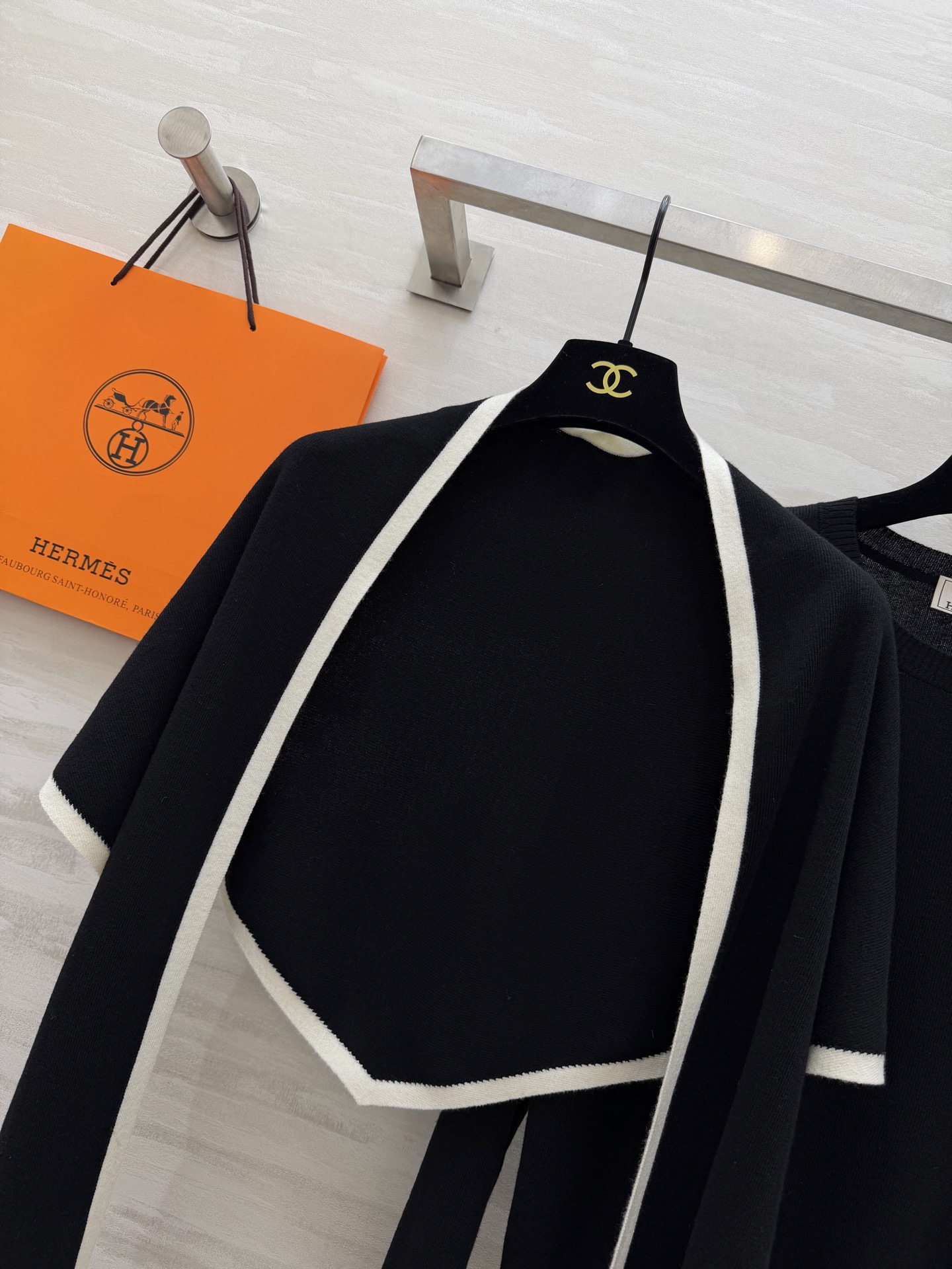 #Herme♡²⁶早春新款 披肩式两件套上衣 羊毛混纺针织🧶面料 亲肤舒适 高品质 现货首发size：S