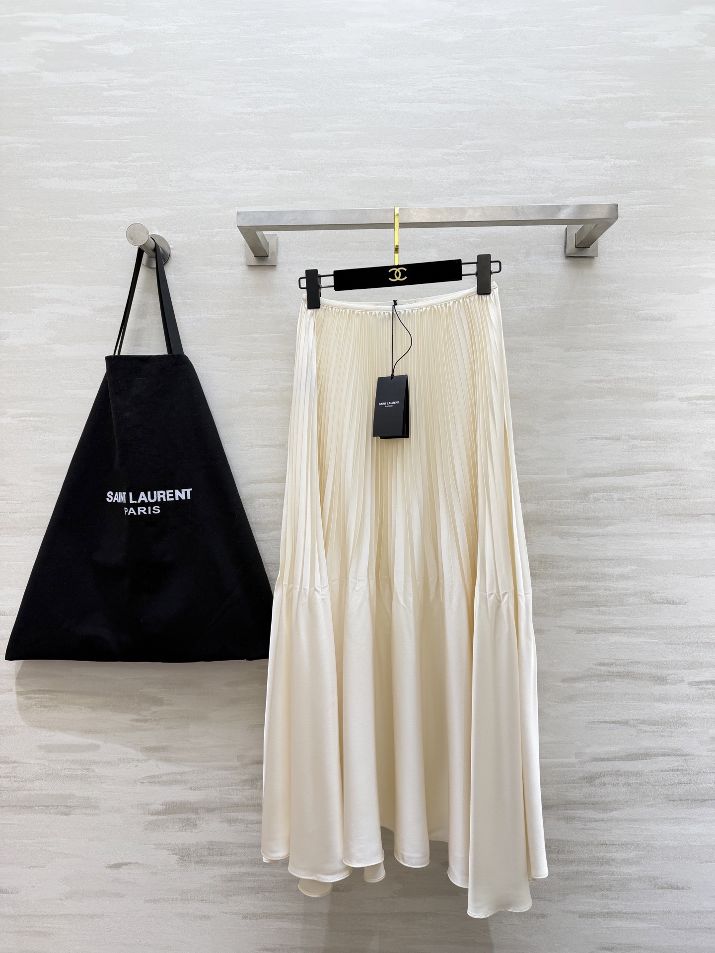 NO:740311,Saint Lauren's new spring and summer ysl pleated skirt. The custom-made acetate blended fabric has perfect drape and gloss. The skirt has rich layers and is elegant and smart. The perfect fit makes the upper body slimmer and elongates the body proportions. In spring and summer, it will be super elegant and high-end with any item!  High-quality customization, available in stock first size S/M/L/XL (M size elastic waist 68, skirt length 89),, saint laurent, saint laurent, skirts,19860909Saint Lauren春夏新款 ysl百褶半裙 定制醋酸混纺面料垂坠感与光泽度满分 裙摆层次丰富 优雅灵动 完美版型上身显瘦又拉长身材比例 春夏搭配任意单品都超大气高级！高品质定制 现货首发sizeS/M/L/XL（M码弹力腰围68,裙长89）,,saint laurent,saint laurent,skirts,,Women's clothing