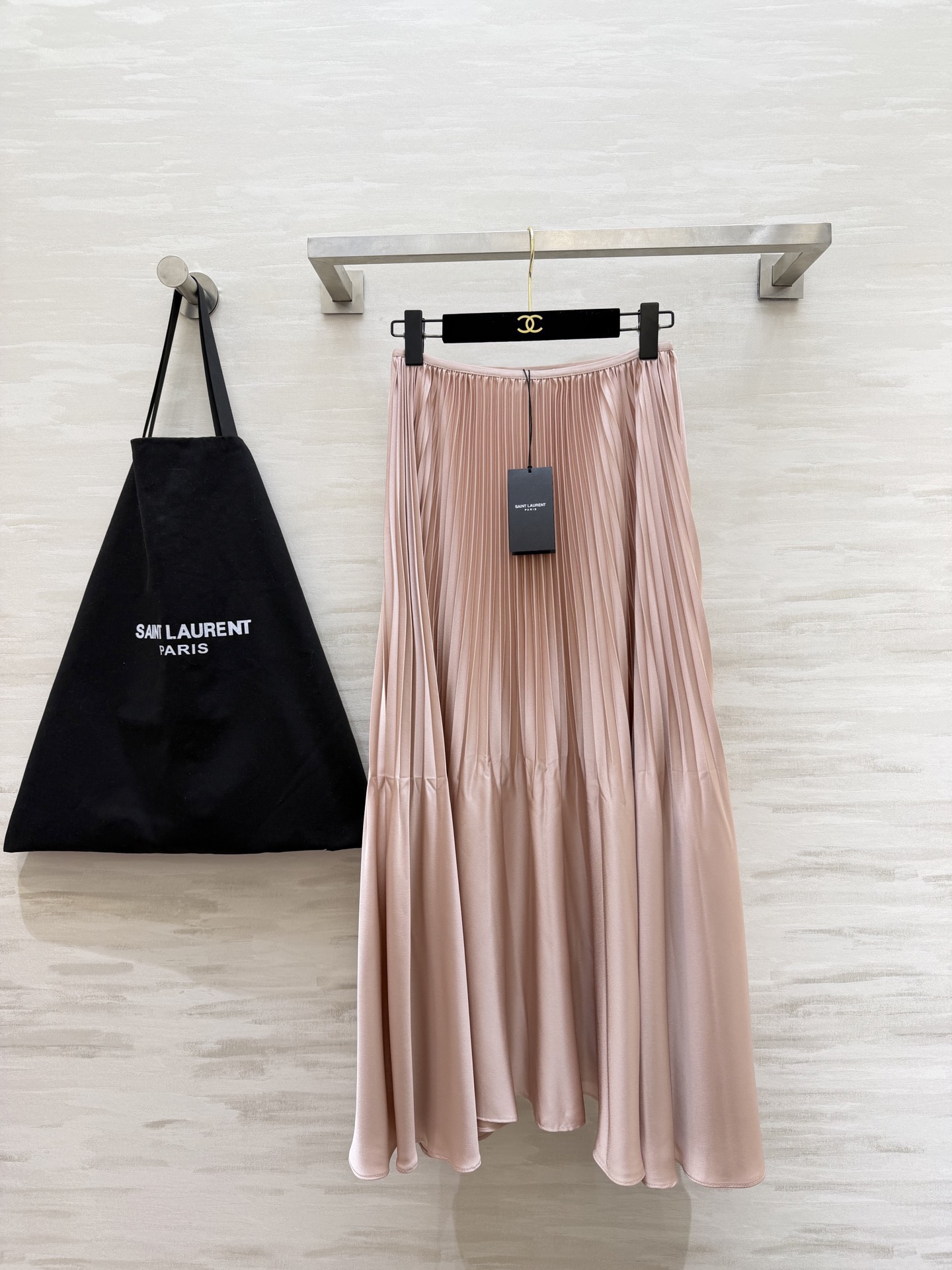 NO:740315,Saint Lauren's new spring and summer ysl pleated skirt. The custom-made acetate blended fabric has perfect drape and gloss. The skirt has rich layers and is elegant and smart. The perfect fit makes the upper body slimmer and elongates the body proportions. In spring and summer, it will be super elegant and high-end with any item!  High-quality customization, available in stock first size S/M/L/XL (M size elastic waist 68, skirt length 89),, saint laurent, saint laurent, skirts,19860909Saint Lauren春夏新款 ysl百褶半裙 定制醋酸混纺面料垂坠感与光泽度满分 裙摆层次丰富 优雅灵动 完美版型上身显瘦又拉长身材比例 春夏搭配任意单品都超大气高级！高品质定制 现货首发sizeS/M/L/XL（M码弹力腰围68,裙长89）,,saint laurent,saint laurent,skirts,,Women's clothing