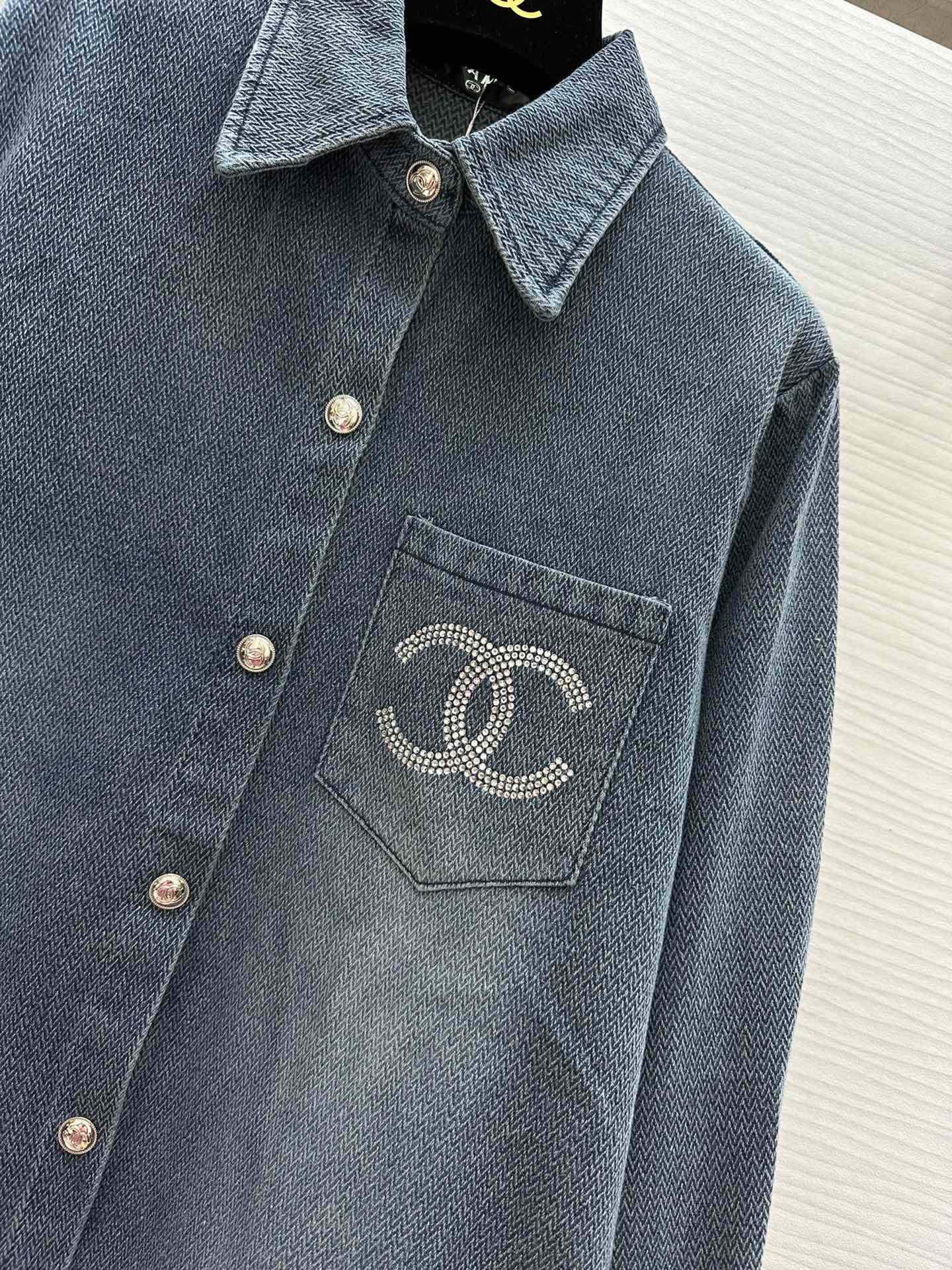 #Chane♡新款 牛仔衬衫 这个季节牛仔热卖 整件重工洗水➕烫钻 前后都好看 很难不爱❤️ 高品质定制