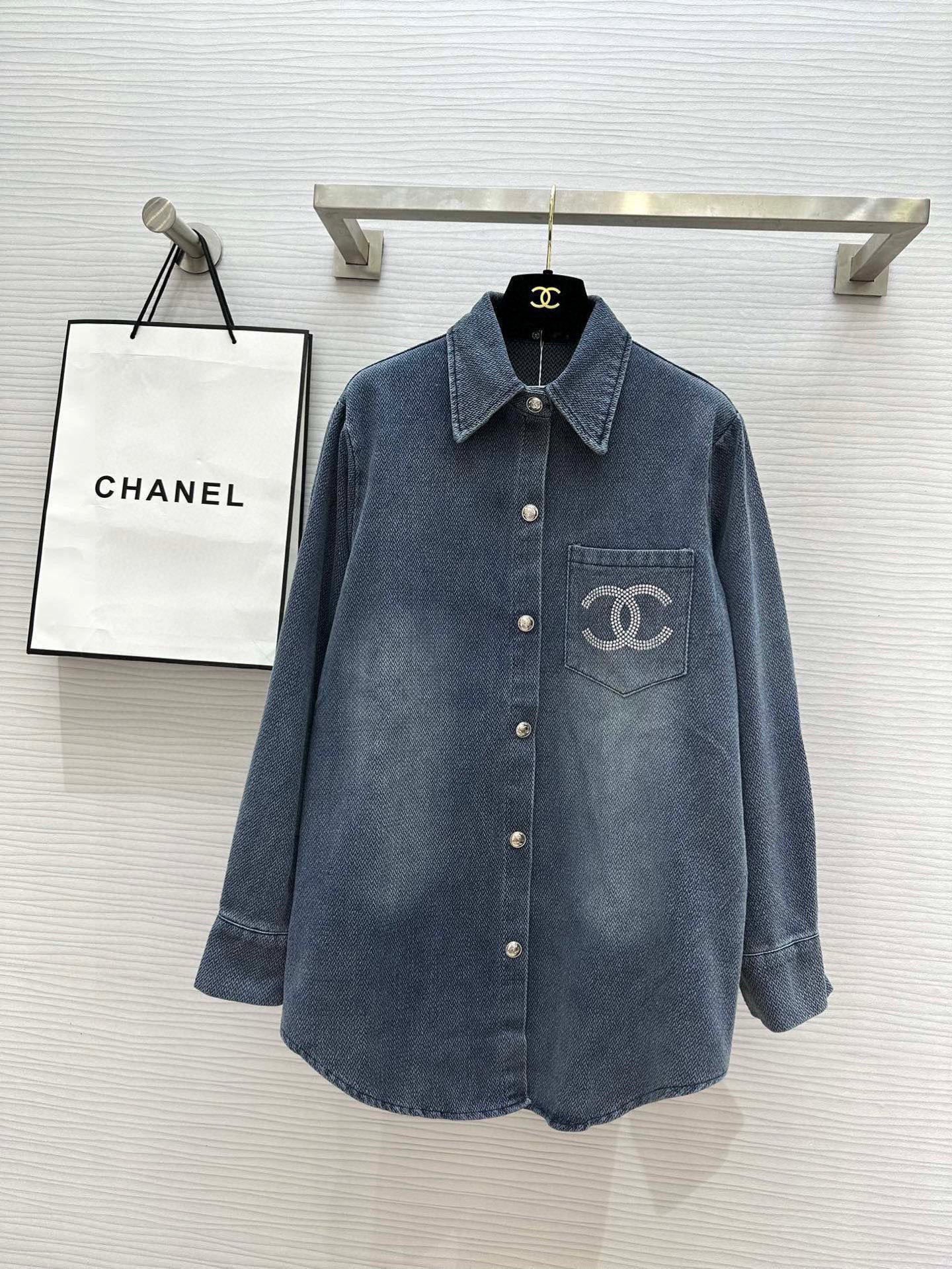 NO:740308,#Chane new denim shirt This season denim is on sale. The whole piece is heavily washed and scalded. It looks good on the front and back. It’s hard not to love it. High-quality customization (). Available in stock. Size 36/38/40 (shoulder width 45 in size 36, bust 114, length 70),,chanel,shirts,19860909#Chane新款 牛仔衬衫 这个季节牛仔热卖 整件重工洗水烫钻 前后都好看 很难不爱 高品质定制() 现货首发size36/38/40（36码肩宽45,胸围114,衣长70）,,chanel,shirts,,Women's clothing