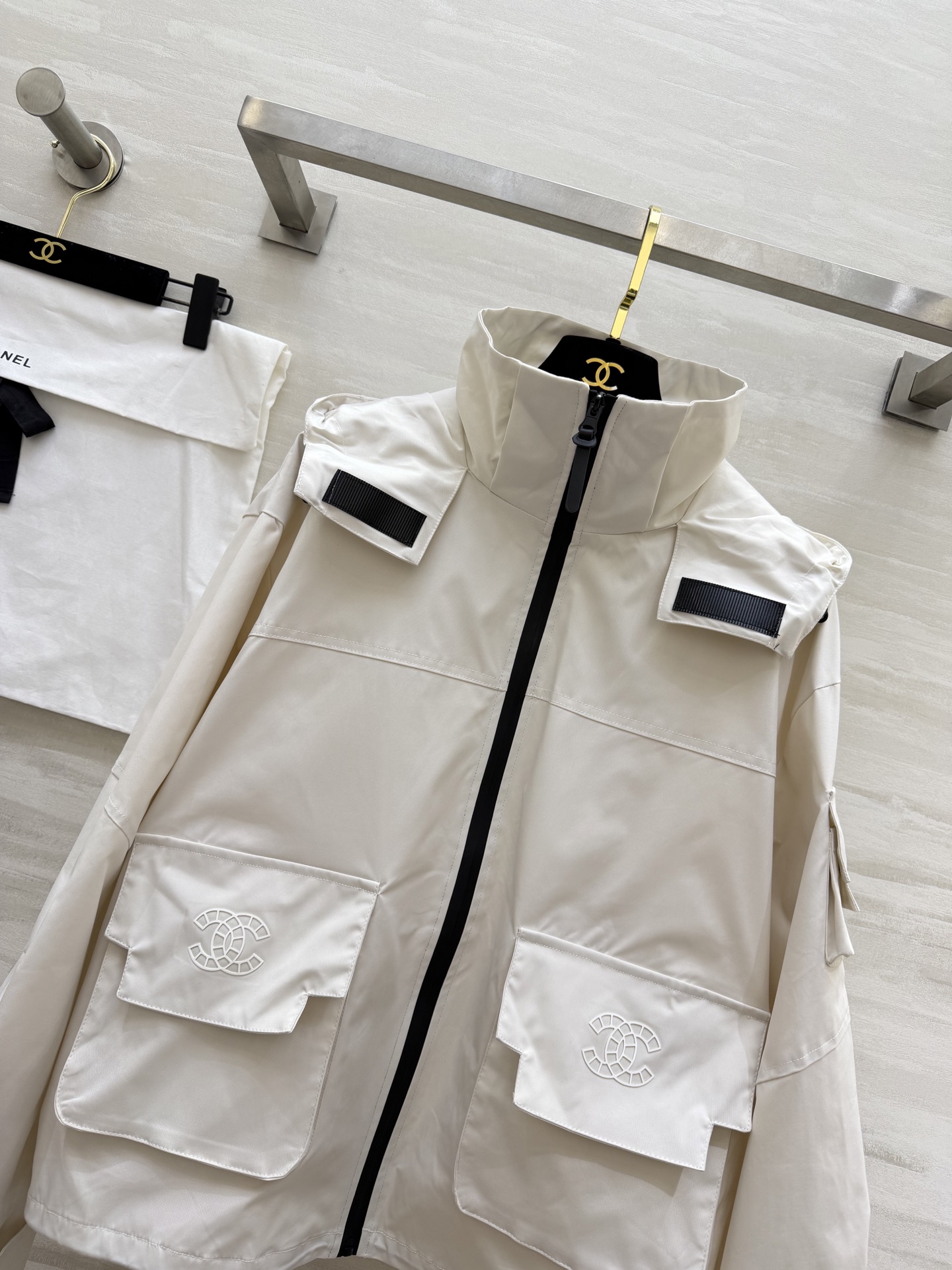 早春的第一件外套，是Chanel风给的🌬极简廓形+精致双C刺绣，把高级感和街头感平衡得刚刚好，白色温柔又